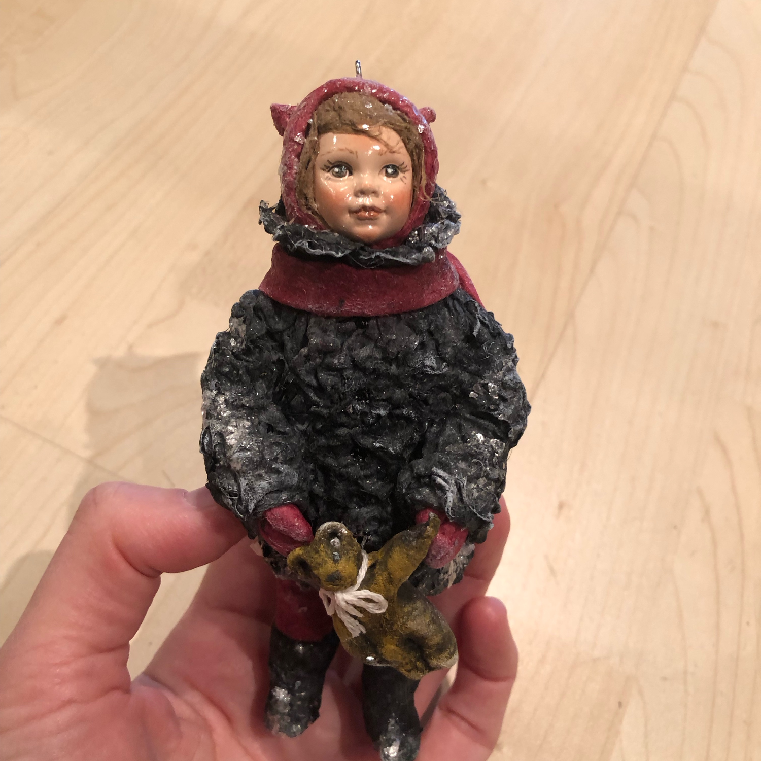 Фото №1 к отзыву покупателя Kamilya о товаре Ватная ёлочная игрушка "Девочка с мишкой"