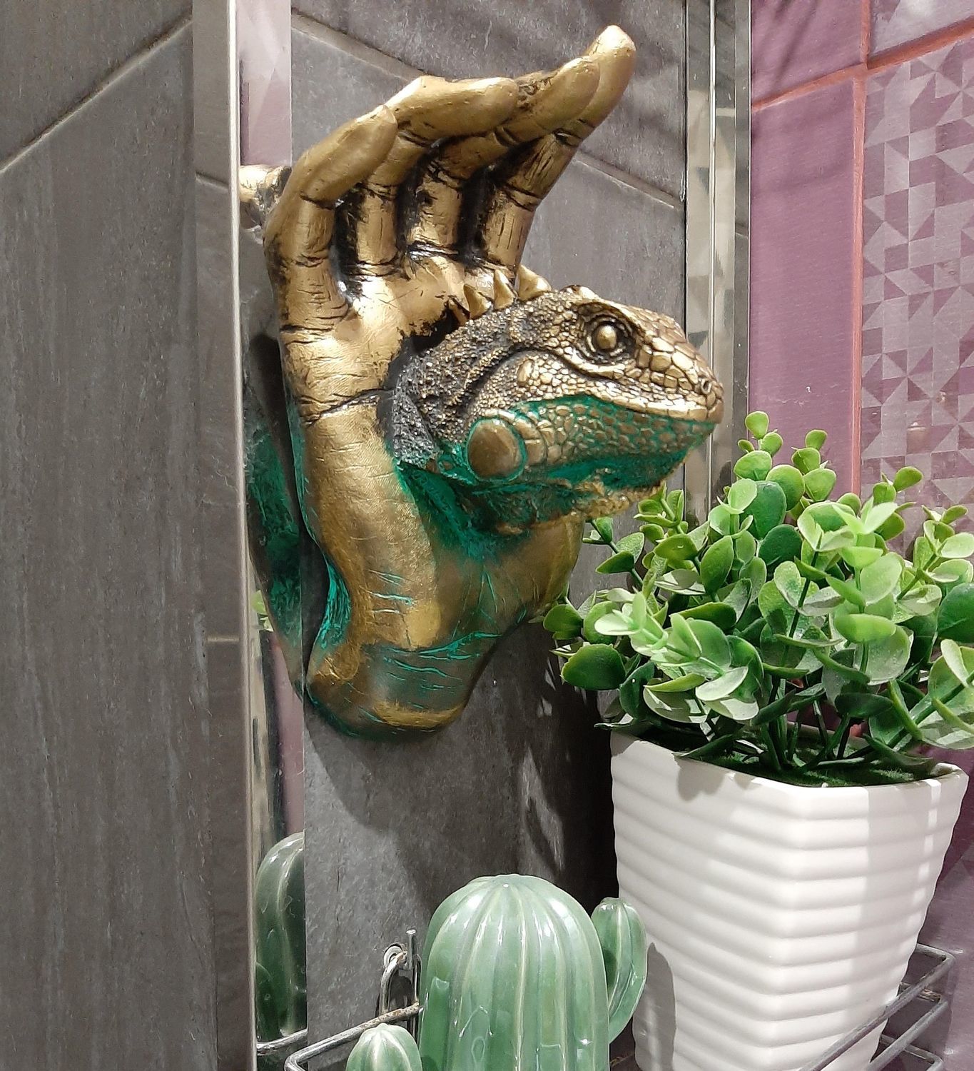 Фото №1 к отзыву покупателя Alina о товаре Игуана декоративная Фигурка игуана из ладони Игуана на руке