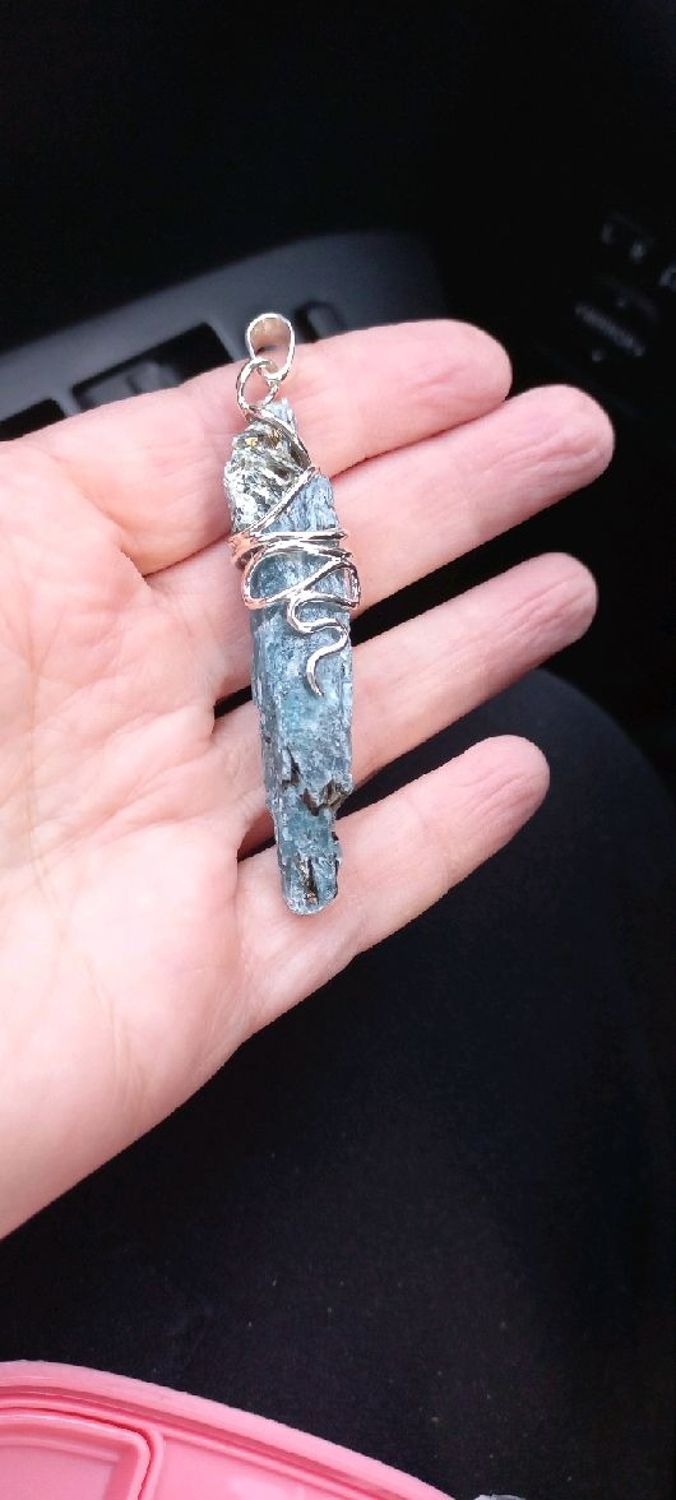 Фото №1 к отзыву покупателя Лэнг Маргарита о товаре Кулон с кристаллом кианита в серебре