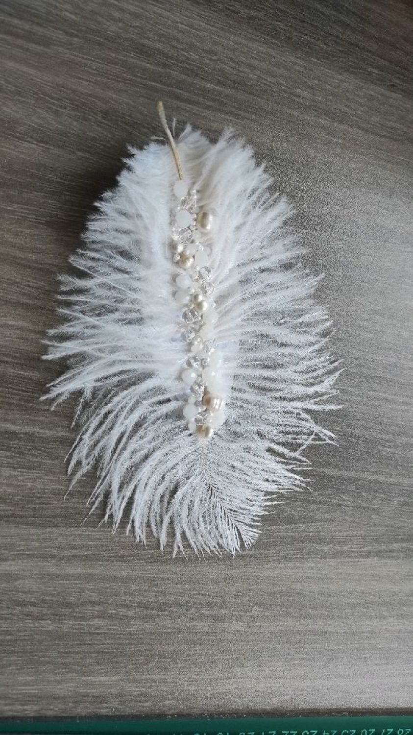 Photo №1 к отзыву покупателя Hrani Vospominaniya о товаре Белая заколка для волос с пером страуса