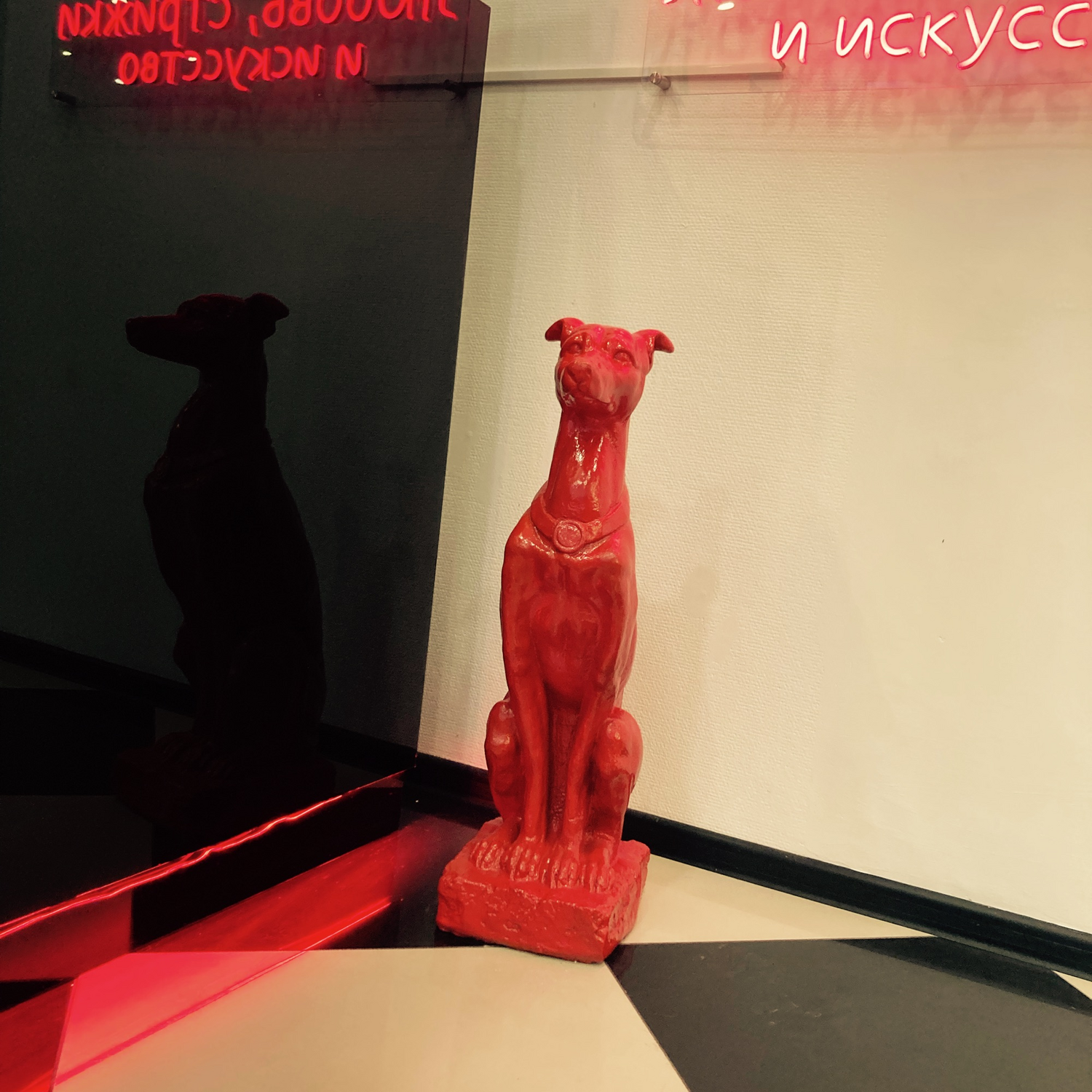 Photo №1 к отзыву покупателя Lyuba о товаре Большая статуя гончей собаки в состаренном стиле Прованс