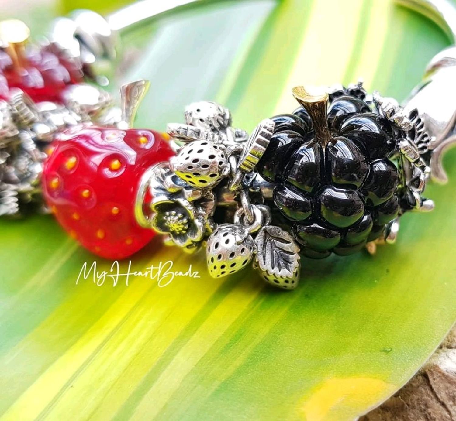 Фото №2 к отзыву покупателя Ningg о товаре Pandora Strawberry bracelet charm with silver inserts и еще 3 товара