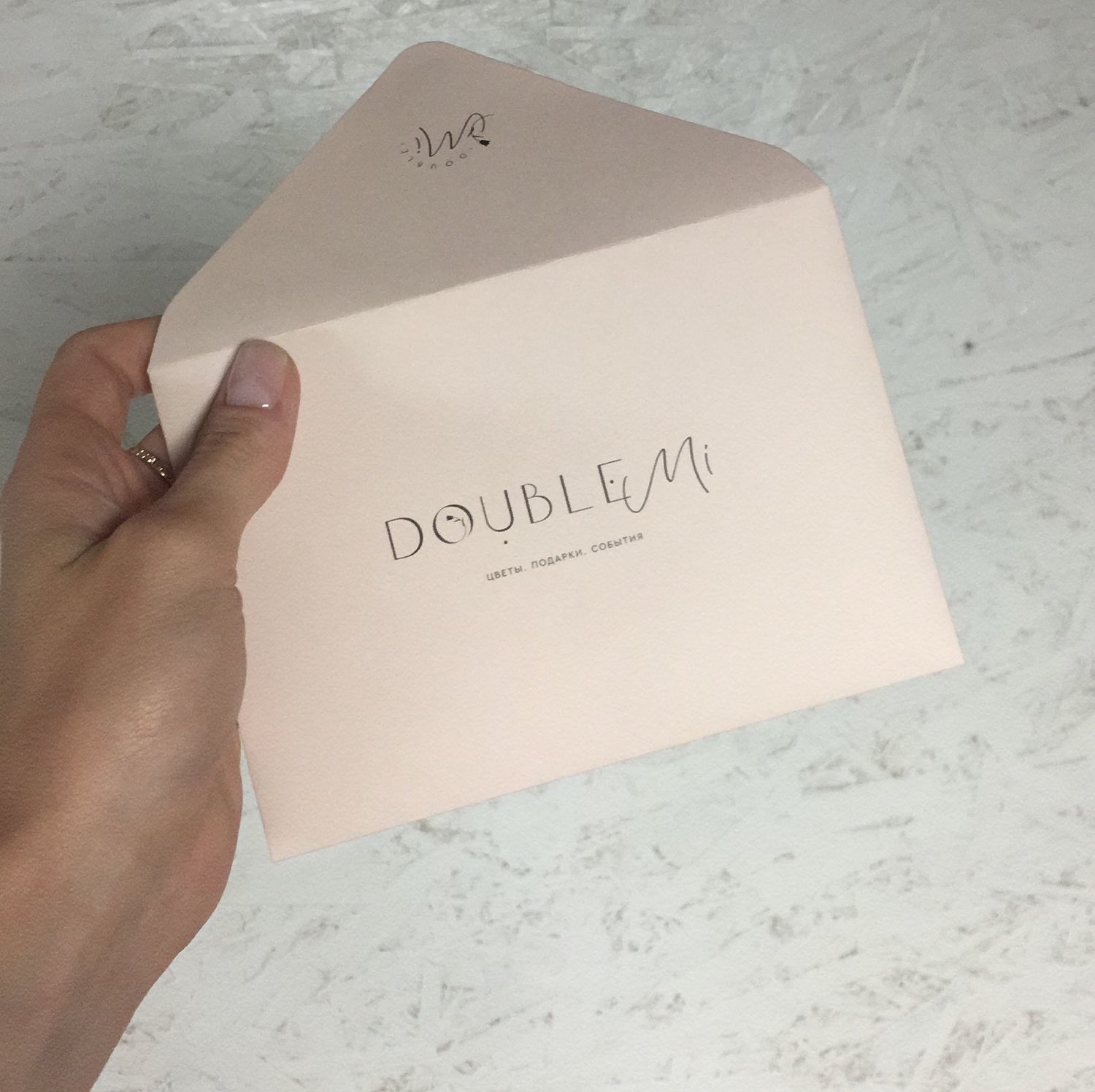 Фото №1 к отзыву покупателя DoubleMi. Цветы. Подарки. События. о товаре Конверты с печатью 113х162 мм С6 из дизайнерской бумаги