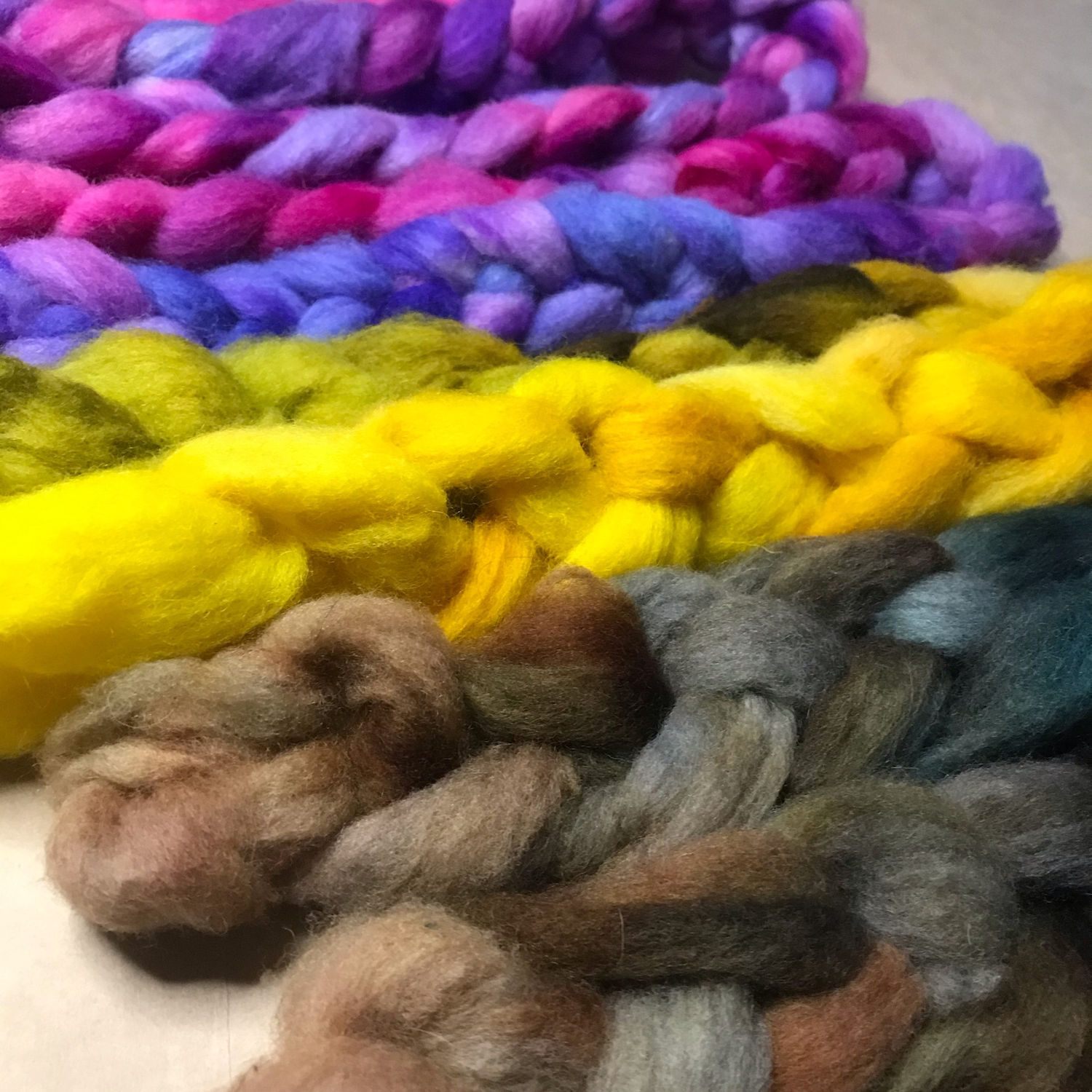 Фото №2 к отзыву покупателя chalsey_knittingthings о товаре Шерсть белая очень мягкая  натуральная овечья для прядения, валяния