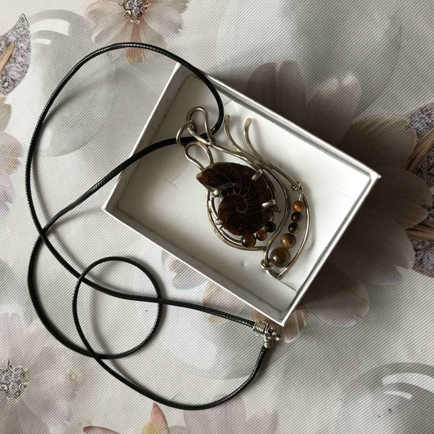 Фото №3 к отзыву покупателя АСИ-ДРЕВО о товаре Кулон с натуральным камнем аммонит и тигровый глаз. Рrecious snail