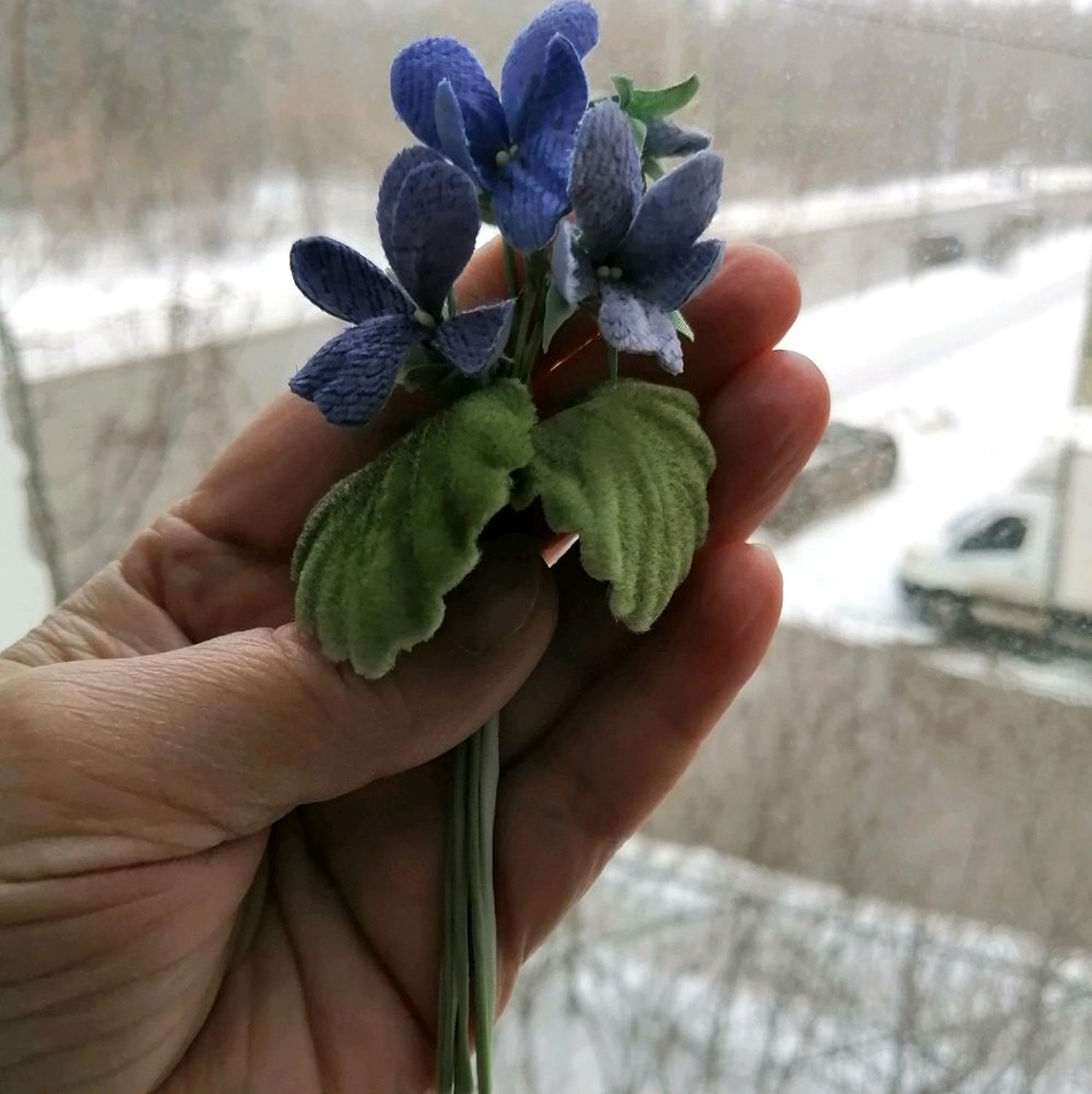 Фото №1 к отзыву покупателя Макраме маленькая кукла о товаре Бутоньерка Фиалки