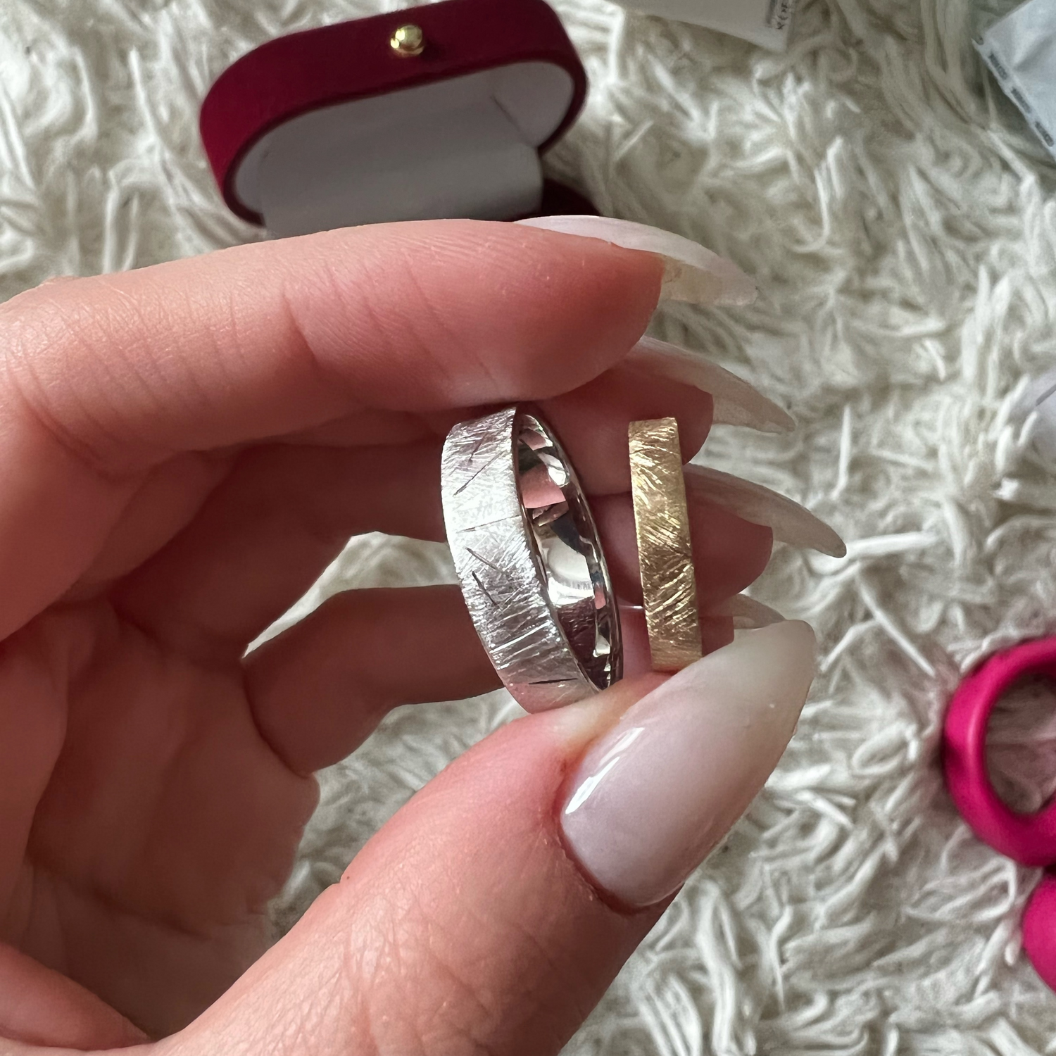 Фото №1 к отзыву покупателя Rooz Jewelry о товаре Обручальные кольца с фактурой, матовые обручальные кольца