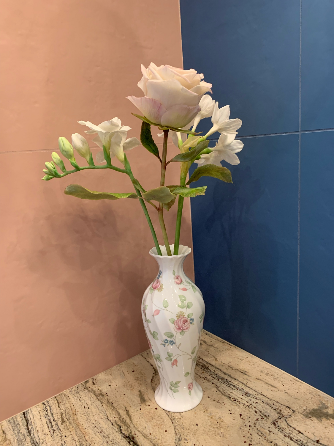 Фото №1 к отзыву покупателя Анастасия о товаре Ваза Wedgwood ДИЗАЙН ROSEHIP и еще 2 товара