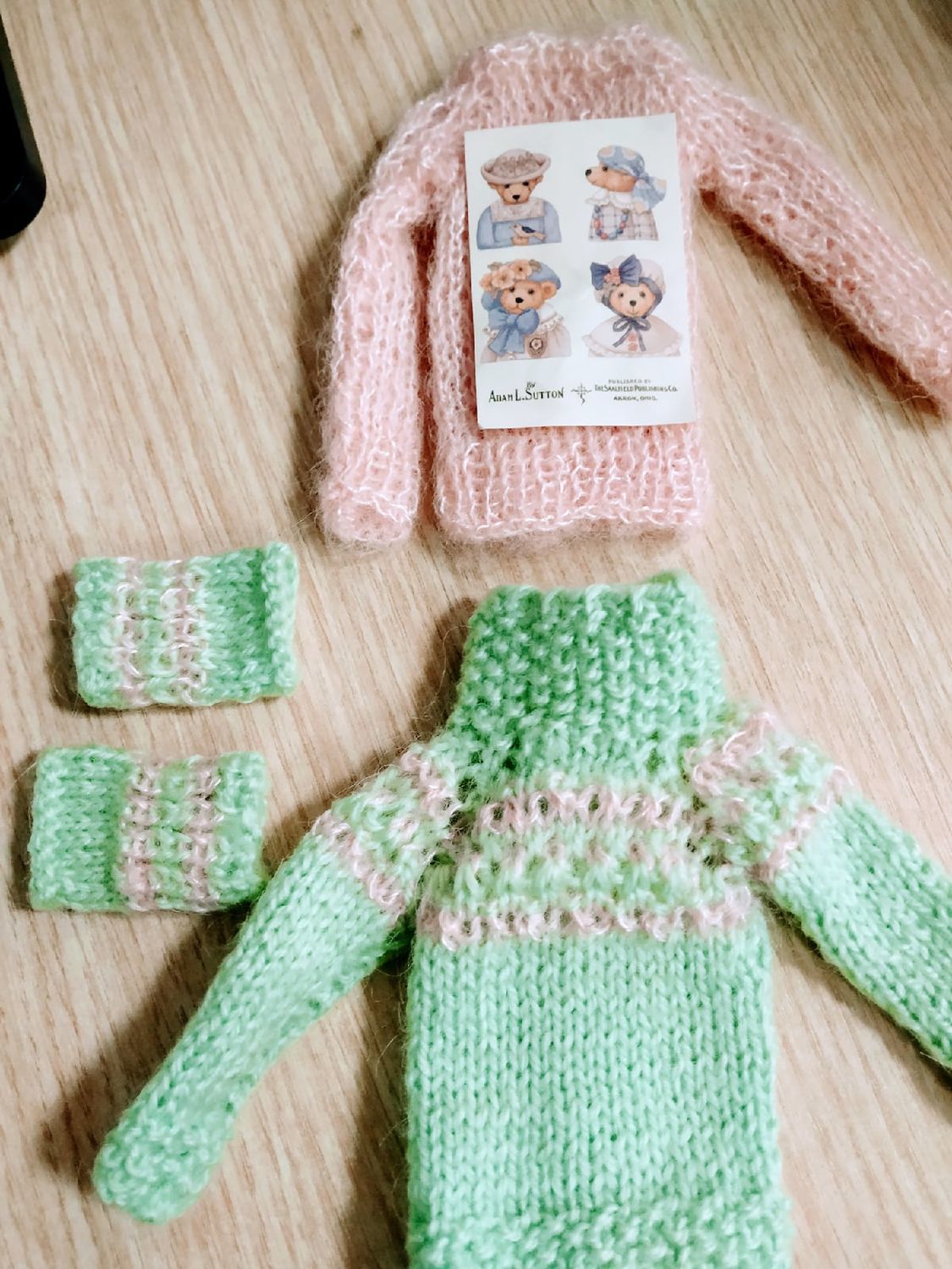 Фото №1 к отзыву покупателя Гульнара Юлдашева о товаре Одежда для кукол: Кофточка, беретик и шарфик