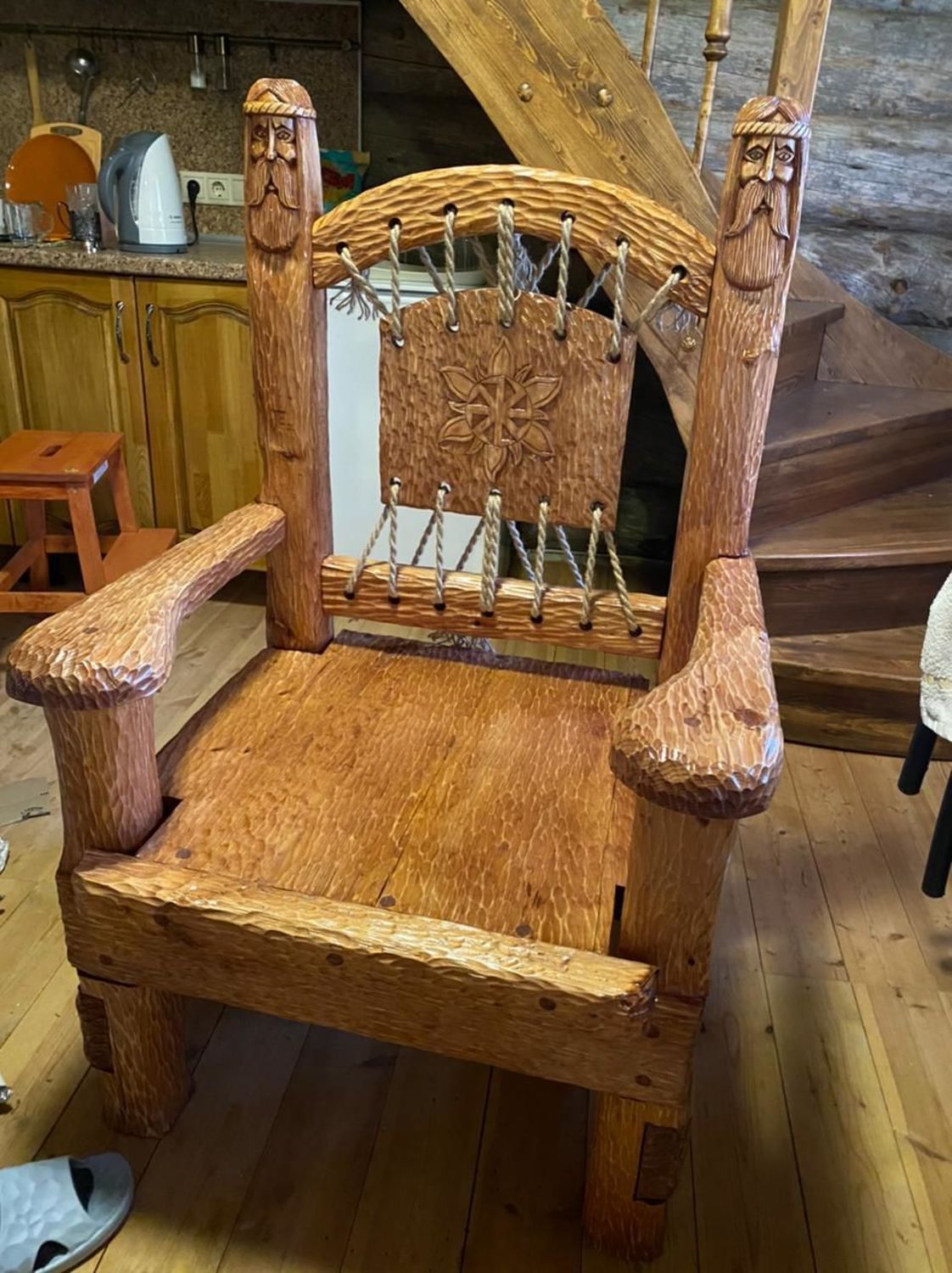 Фото №1 к отзыву покупателя Сенюк Ирина о товаре Кресло деревянное резное