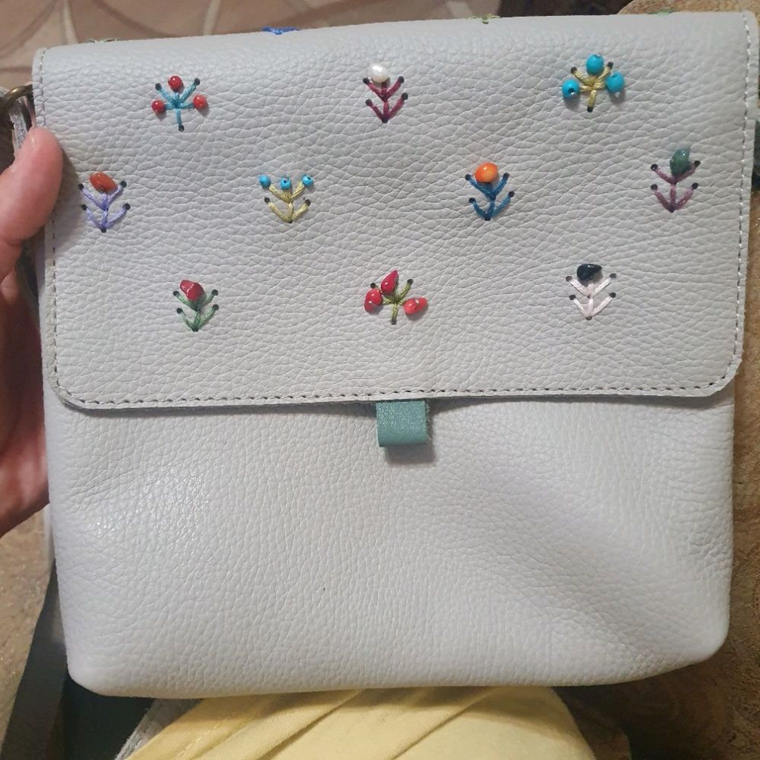Photo №1 к отзыву покупателя Olga о товаре Маленькая сумочка с  цветочной вышивкой из натуральной кожи