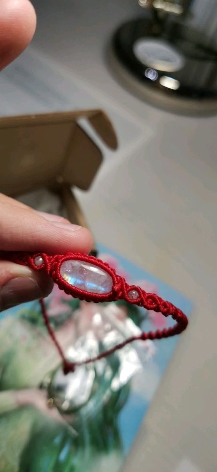Photo №1 к отзыву покупателя Ekaterina Starikova о товаре Красный браслет лунный камень браслет из лунного камня браслет тонкий