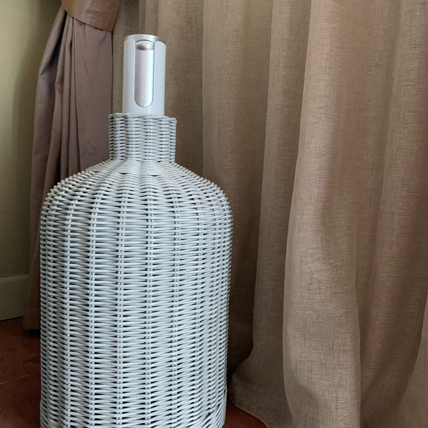 Фото №1 к отзыву покупателя Виола о товаре Чехол плетеный в серо-белом цвете для бутыли кулера