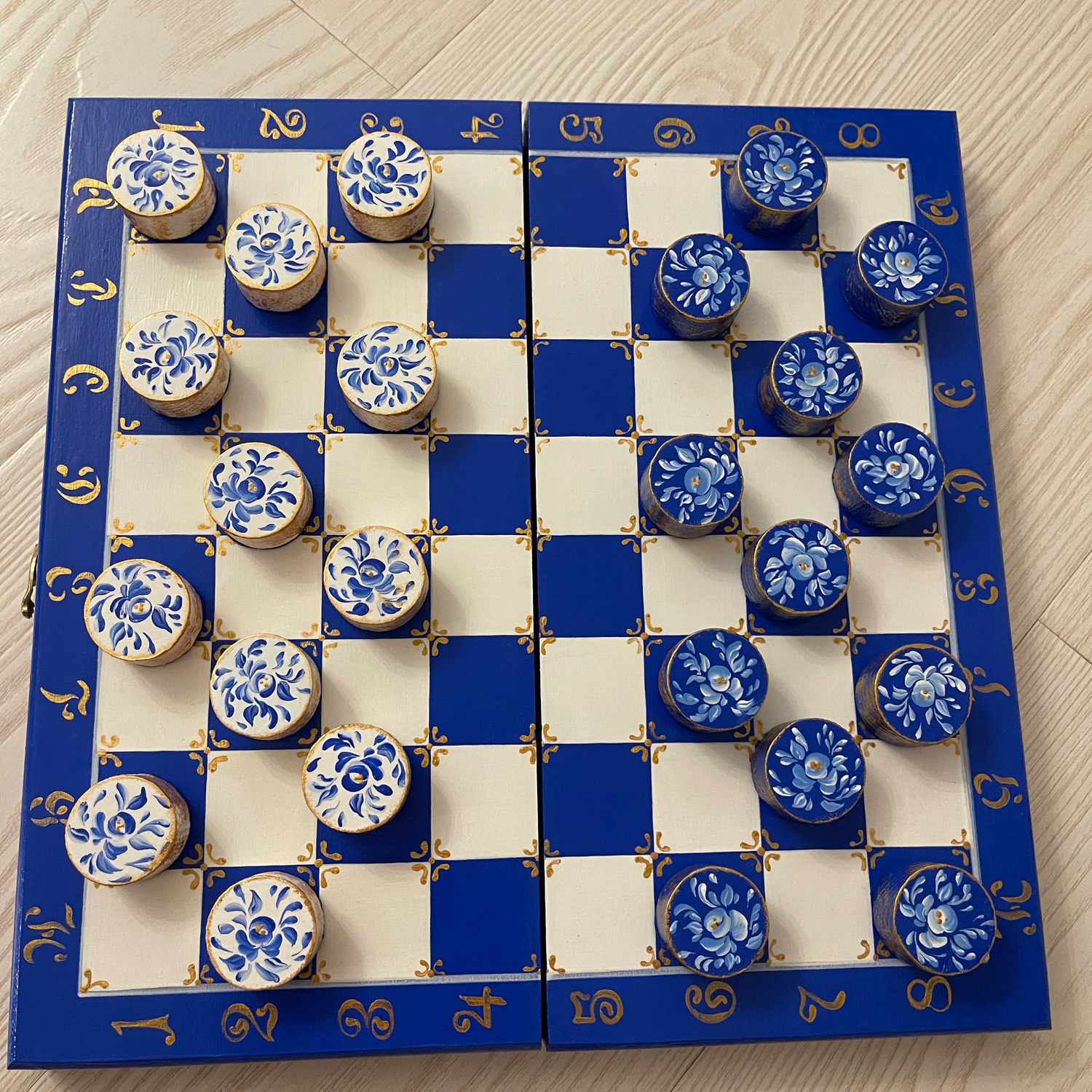 Photo №1 к отзыву покупателя Marina Andriyanova о товаре Шахматы + шашки из дерева "Гжель", ручная роспись