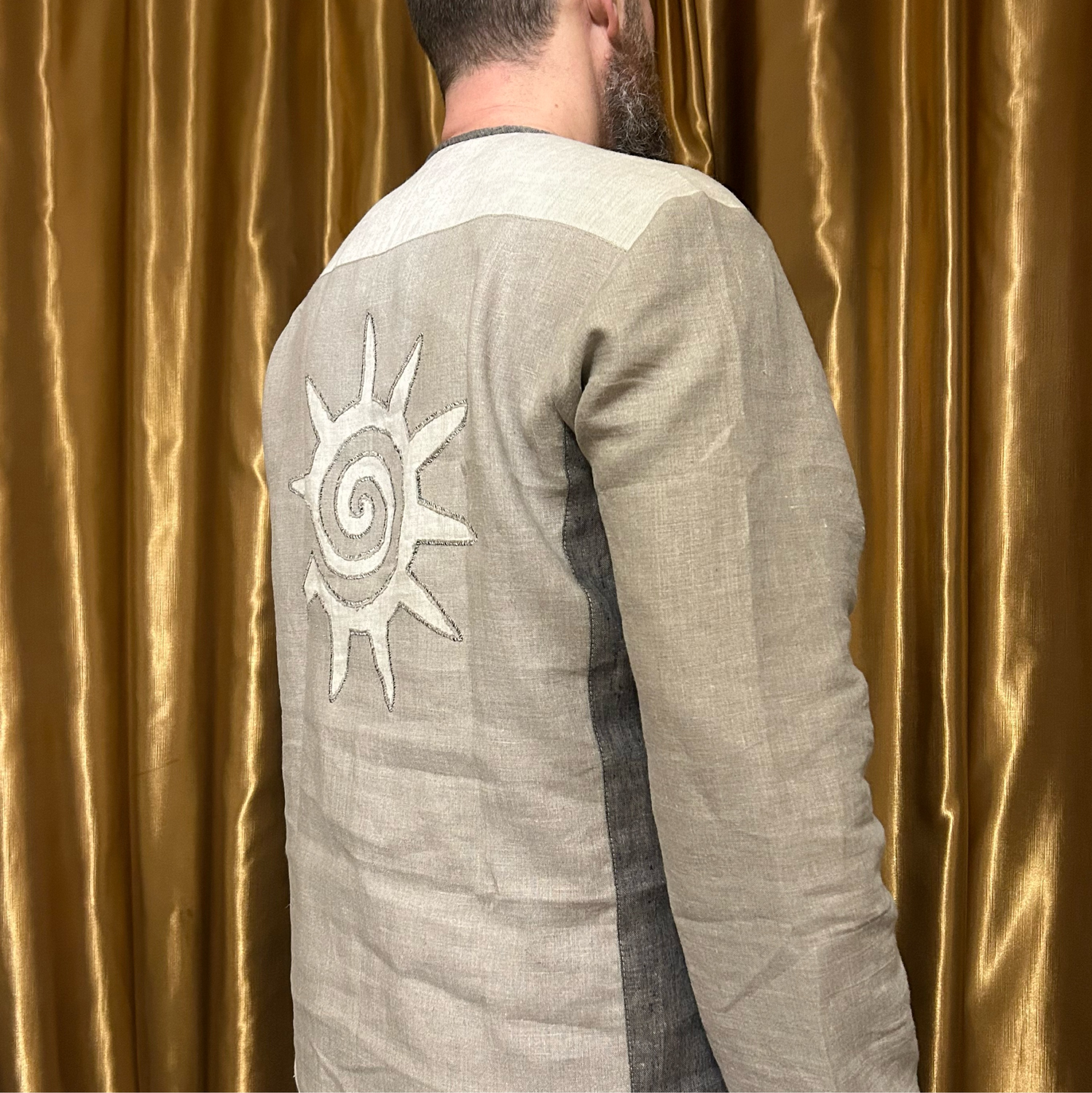 Фото №1 к отзыву покупателя Денис о товаре Рубаха льняная мужская "Солнечный ветер" упрощённая
