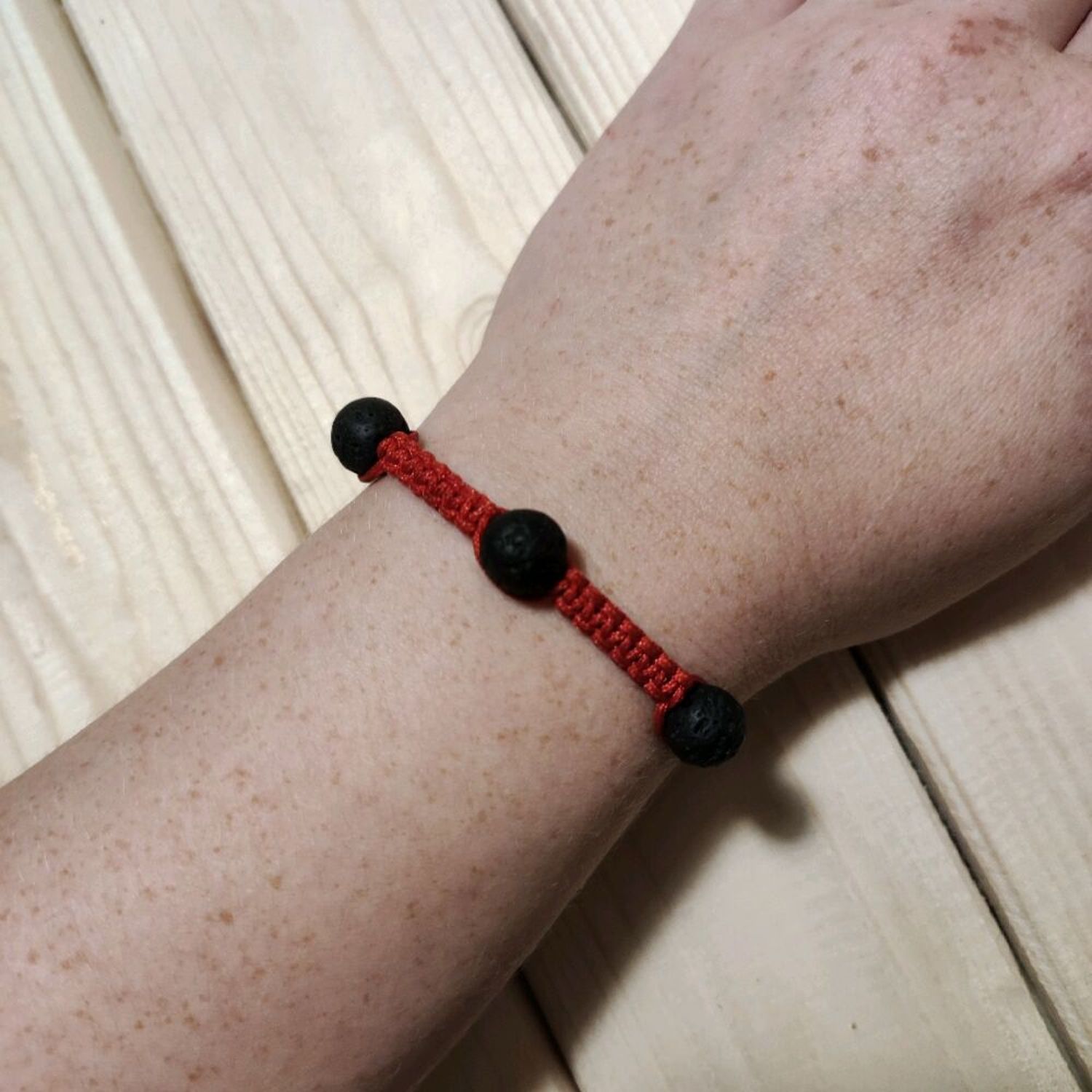 Photo №1 к отзыву покупателя Solnce Shop о товаре Оберег красная нить с подвеской