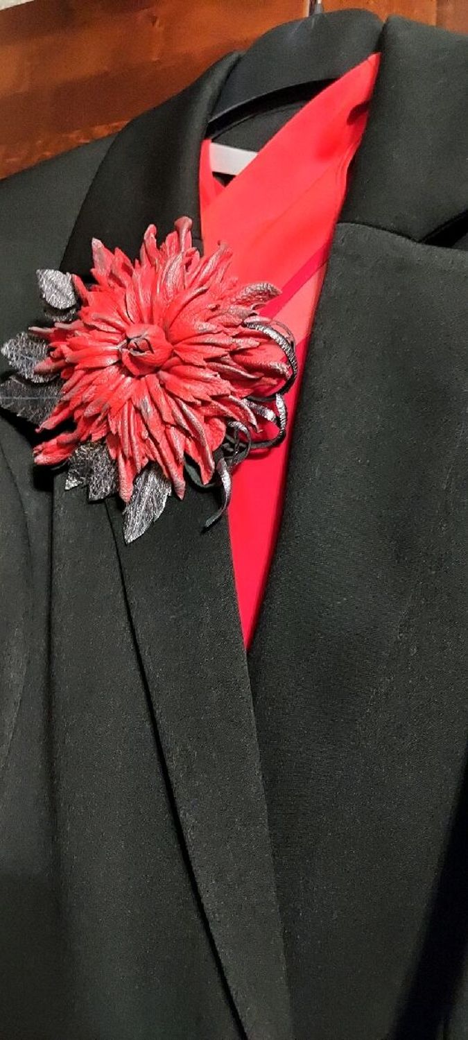 Фото №2 к отзыву покупателя Tatyana Glinskaya о товаре Брошь красный цветок из кожи с серебристыми листиками