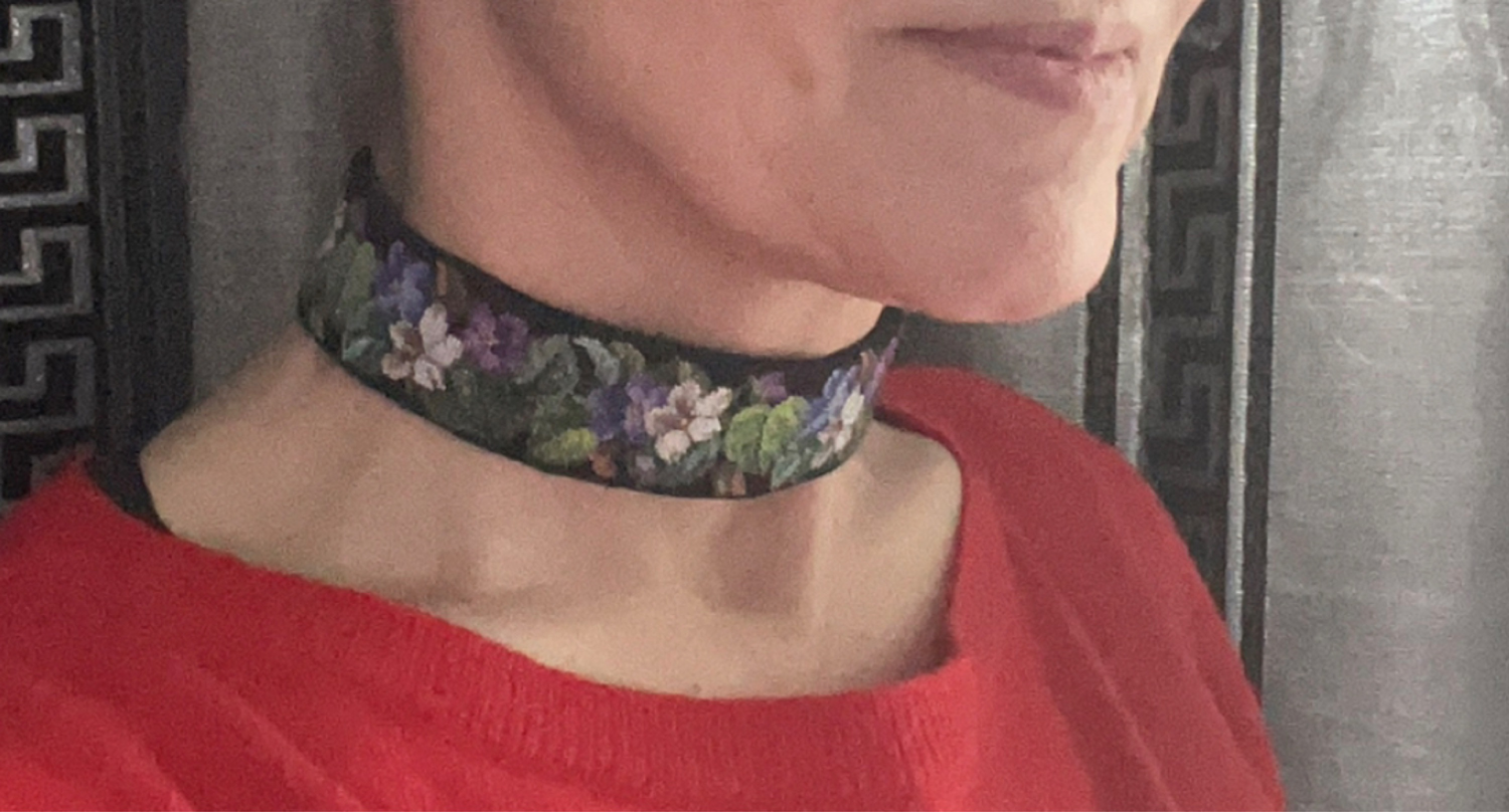 Фото №1 к отзыву покупателя Elena Vorobyeva о товаре Вышитый чокер "Балы-банты-ленты". Ручная микровышивка