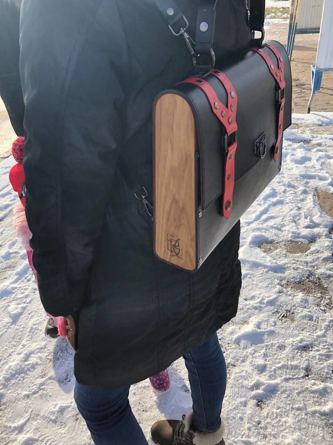 Photo №1 к отзыву покупателя Olga Semenyuk о товаре Портфель: Кожаный портфель рюкзак черно-красный