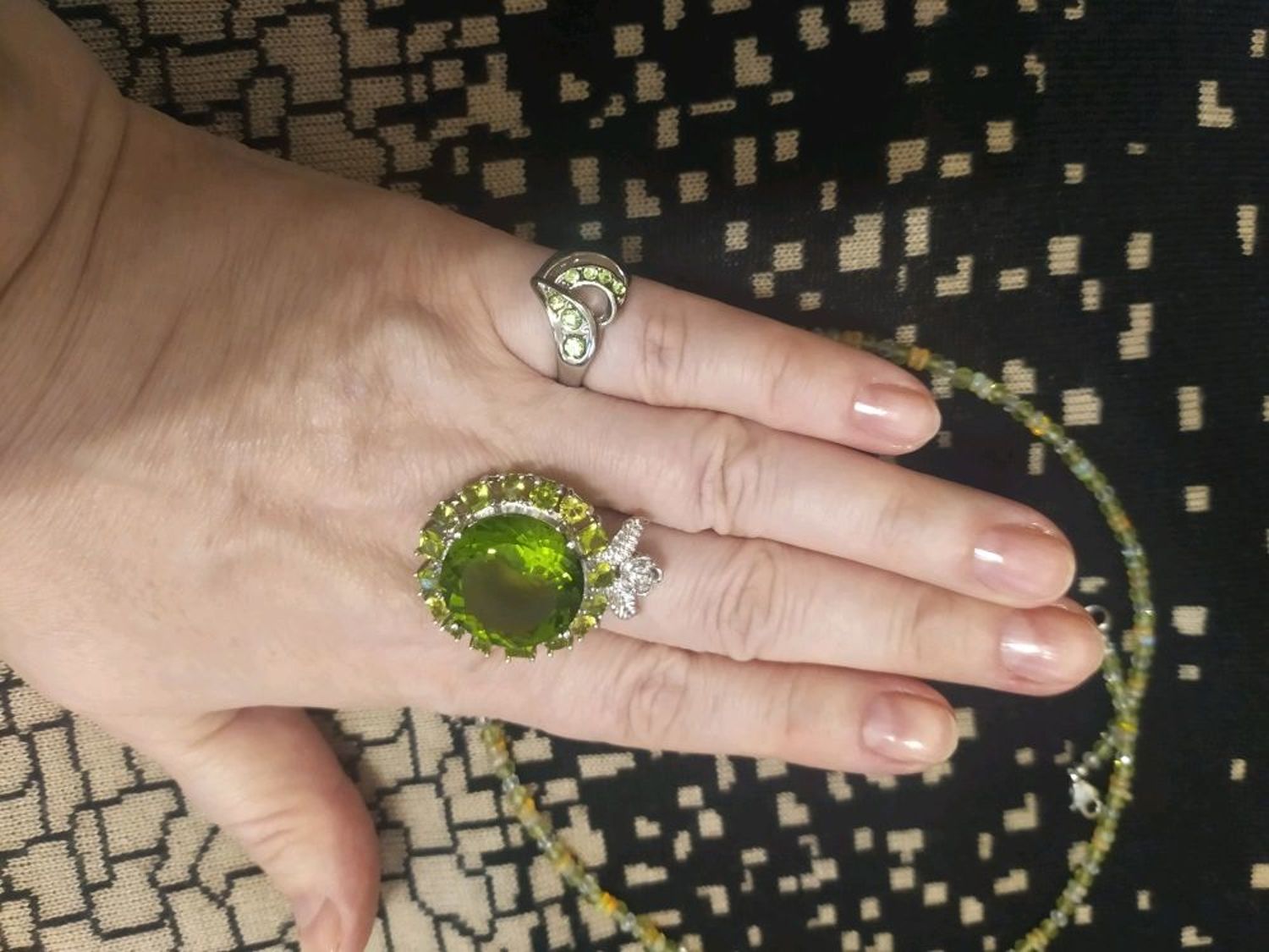 Photo №2 к отзыву покупателя jewelry with stone and beads о товаре Кулон : " Соломея " с перидотом.