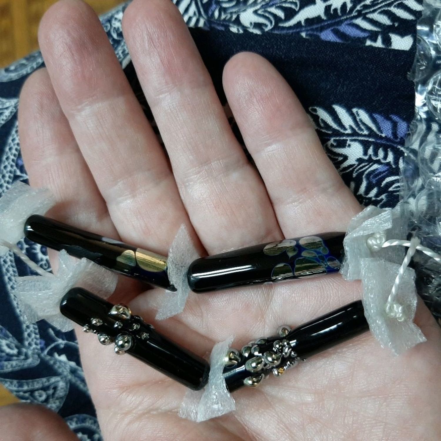 Photo №1 к отзыву покупателя nonna art о товаре Штучные бусины стеклянные бусины  лэмпворк длинные тонкие