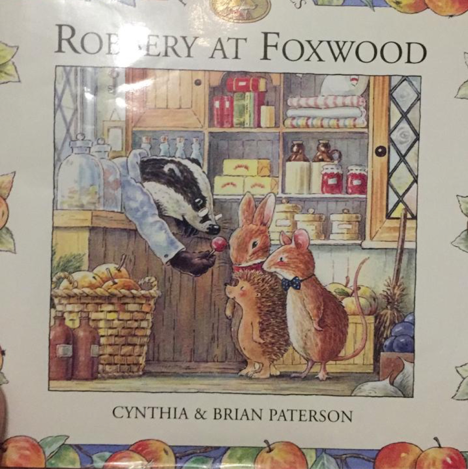 Photo №1 к отзыву покупателя Linara о товаре Винтаж: Книга на английском "Robbery at Foxwood" Сказки лисьего леса