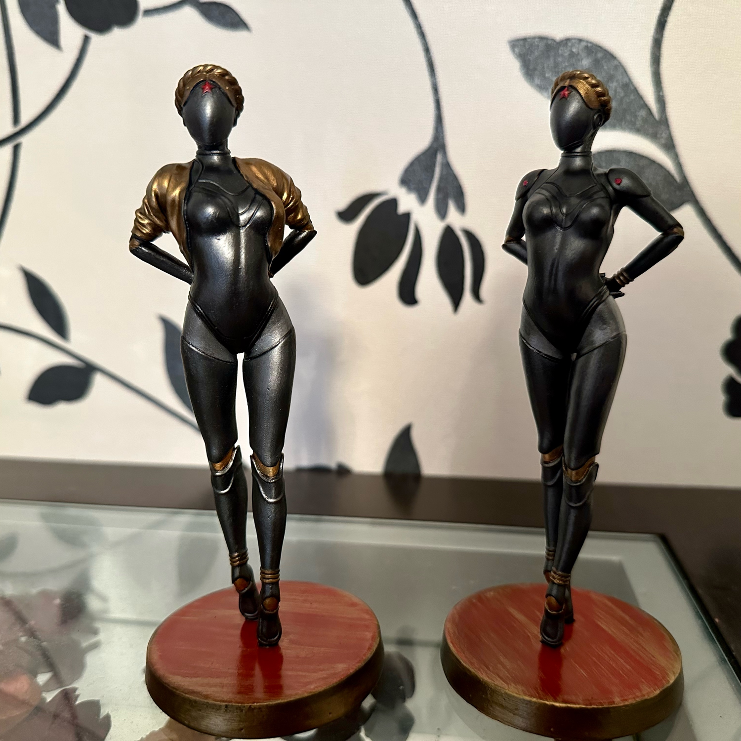 Photo №1 к отзыву покупателя Yurij Yakubov о товаре Atomic Heart фигурки Близняшки Robot Twins
