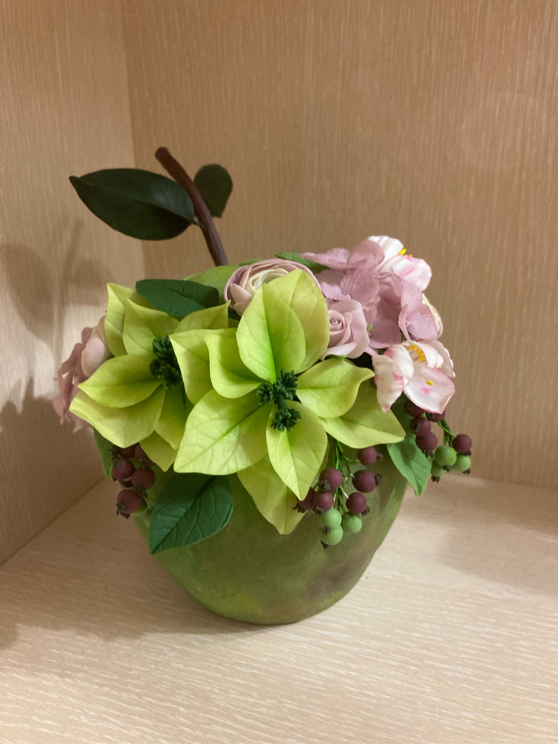 Photo №2 к отзыву покупателя Tatyana о товаре Композиции: Яблоко с цветами (все сделано из глины)