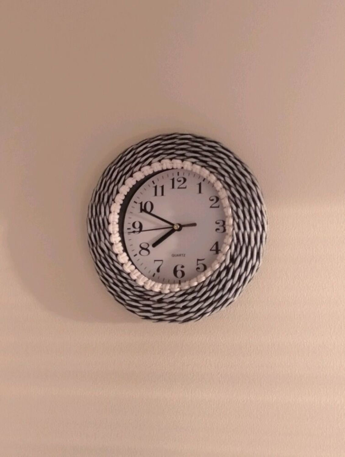 Фото №1 к отзыву покупателя Виталий о товаре Круглые плетеные настенные часы черно-белые