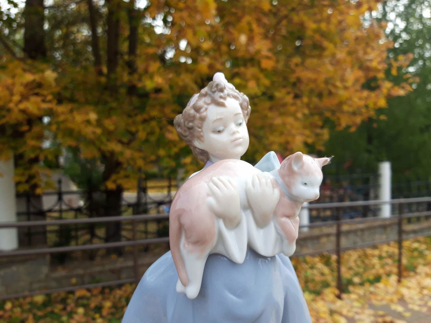 Фото №5 к отзыву покупателя Ивонина Елена о товаре Винтаж: LLADRO Испания статуэтка Девочка с котенком Раритет