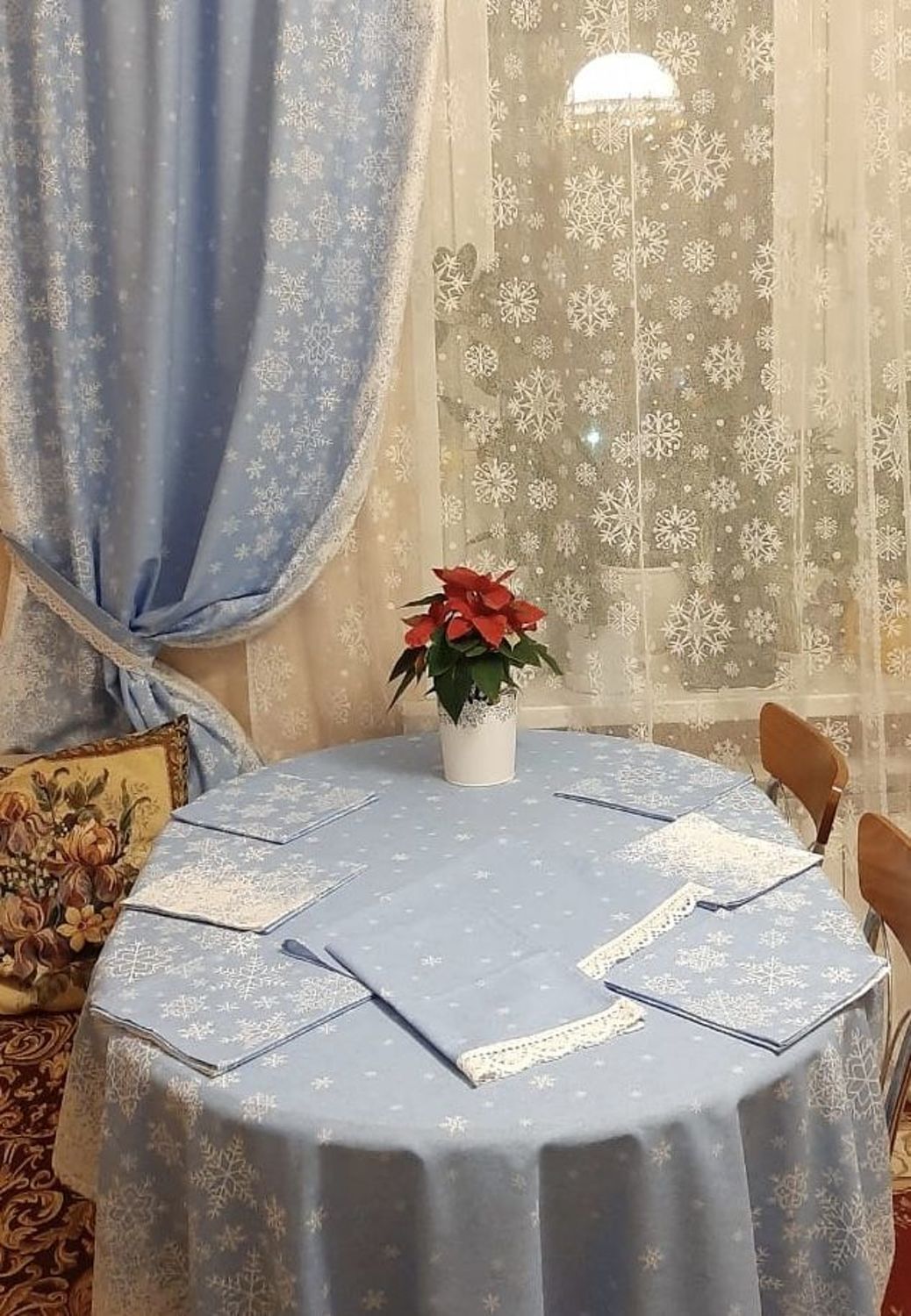 Фото №1 к отзыву покупателя Марина о товаре Новогодний комплект "Снежинки" - шторы+дорожка и еще 2 товара