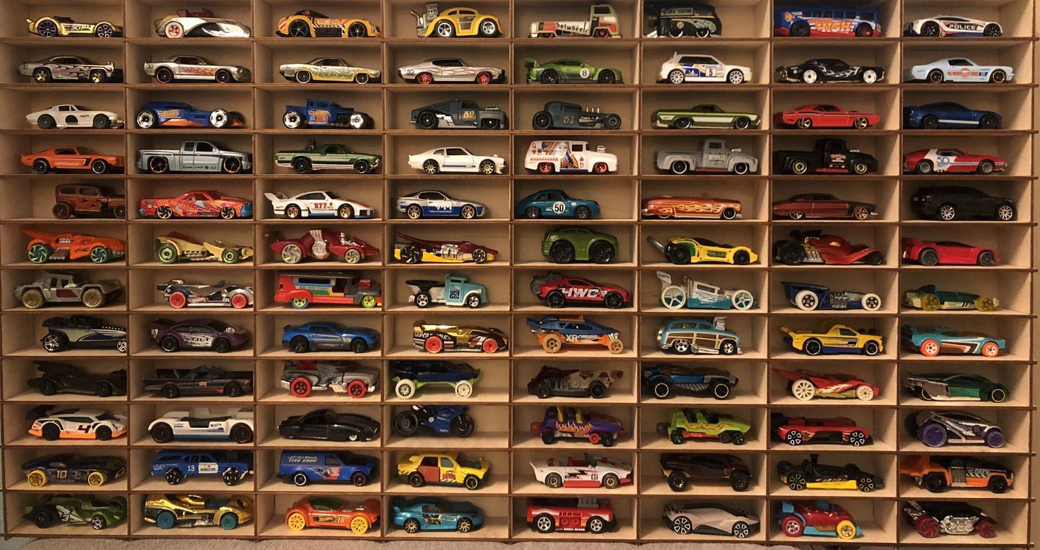 Фото №1 к отзыву покупателя Кузина Ольга о товаре Полка для машинок Hot Wheels Matchbox Welly 96 ячеек в дереве