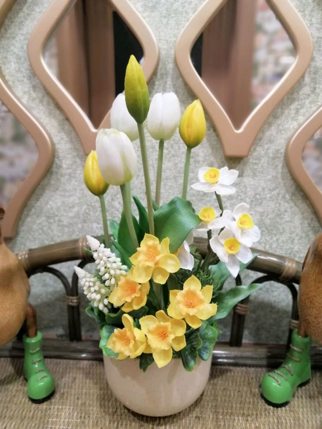 Photo №1 к отзыву покупателя Galina о товаре Интерьерный букет из весенних цветов - тюльпаны,нарциссы и мускари.
