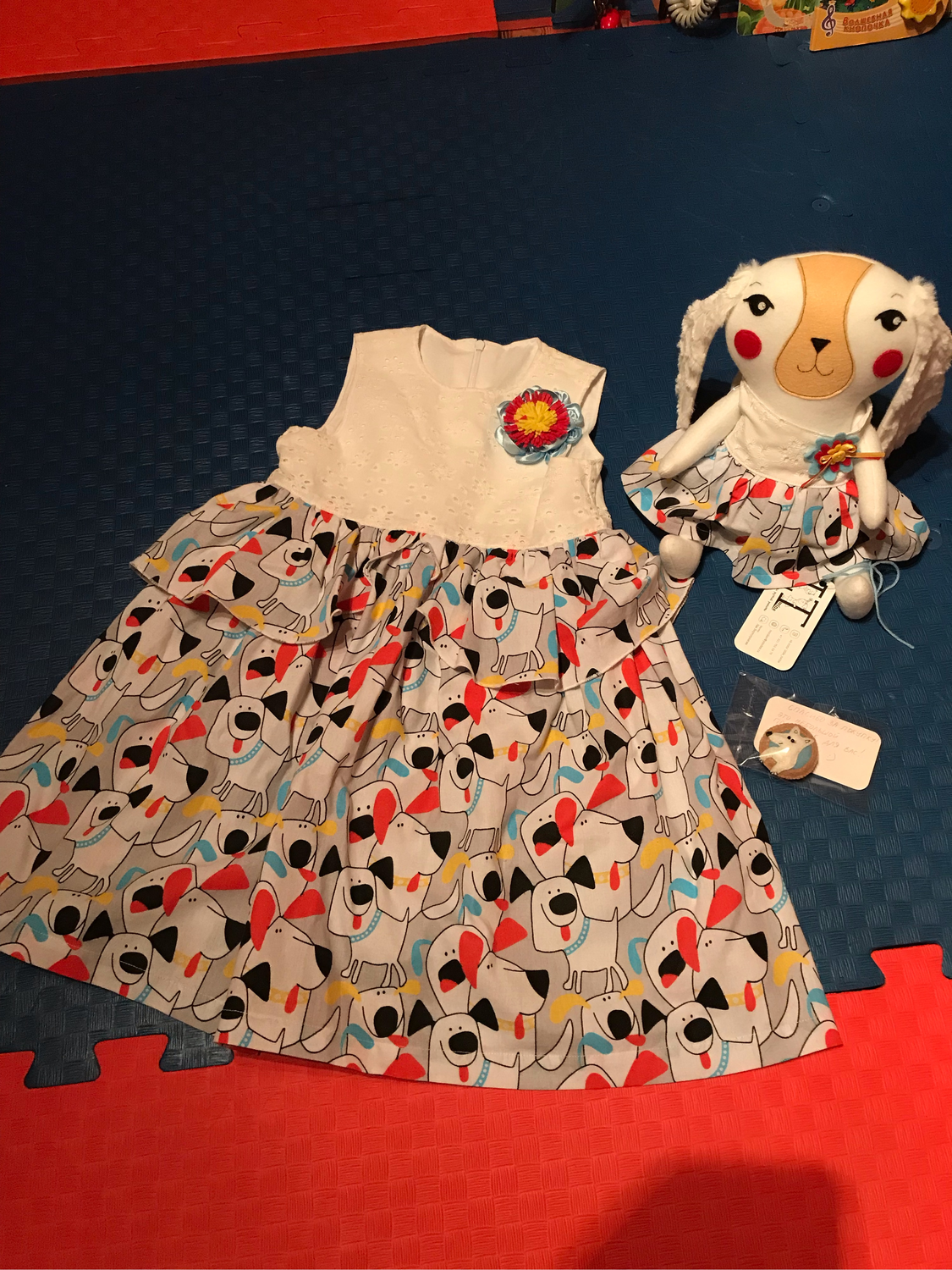 Photo №1 к отзыву покупателя Alina о товаре Яркое нарядное платье для девочки и игрушка собачка