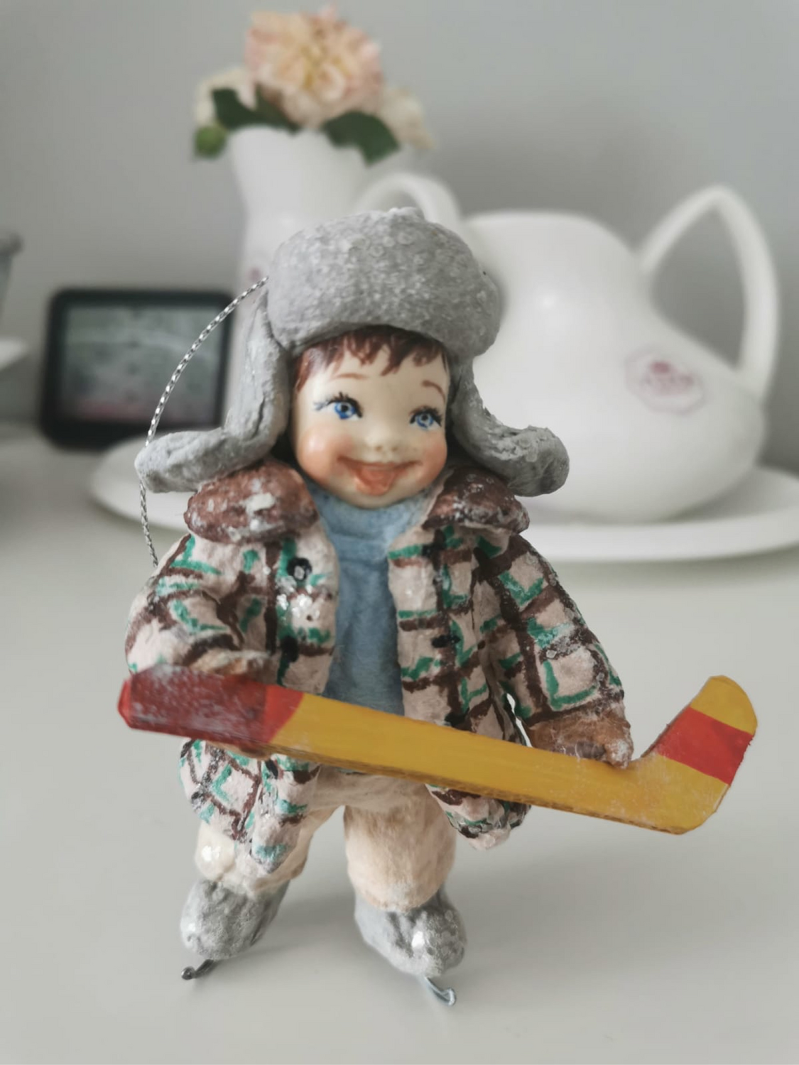 Фото №1 к отзыву покупателя Юлия о товаре Ватная ёлочная игрушка мальчик хоккеист