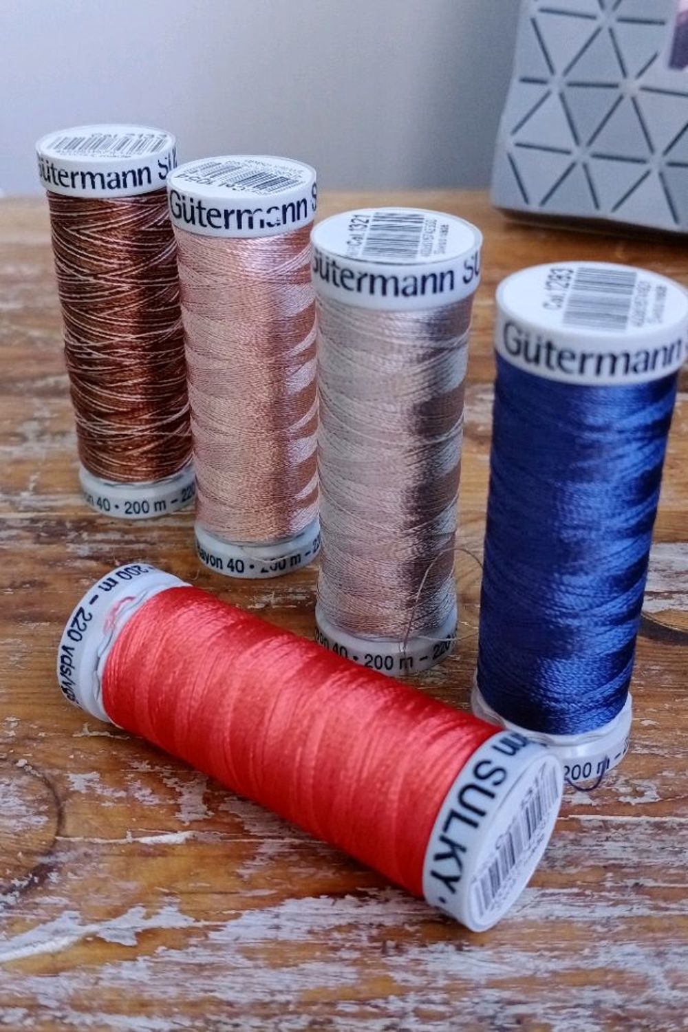 Фото №2 к отзыву покупателя Viveshop о товаре Меланжевые нитки Gutermann 100% вискоза № 2133 и еще 4 товара