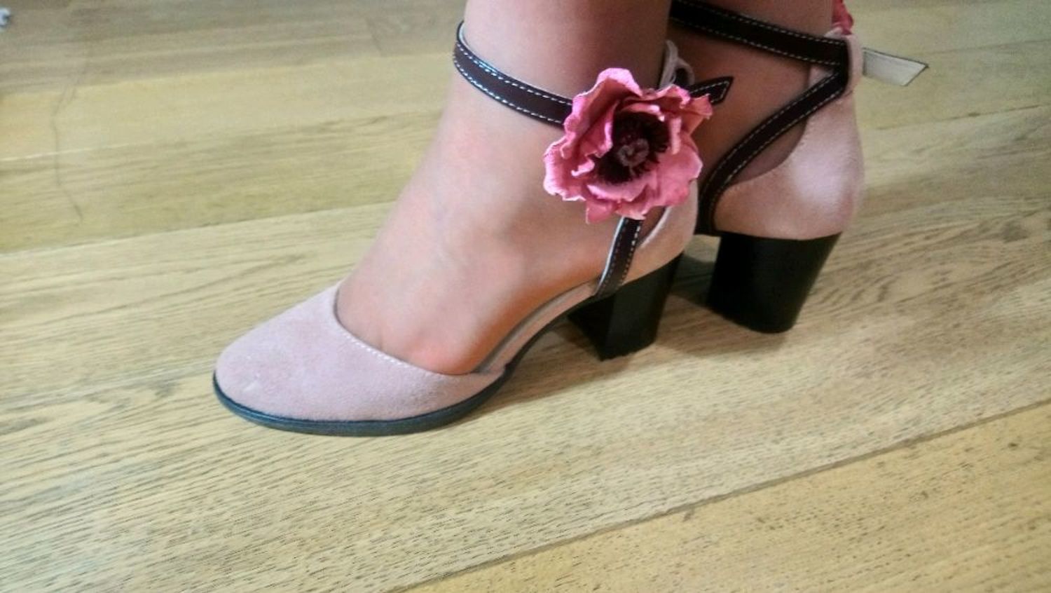 Photo №2 к отзыву покупателя Anna Shutova о товаре Клипсы для туфель Розовые маки броши цветы из кожи