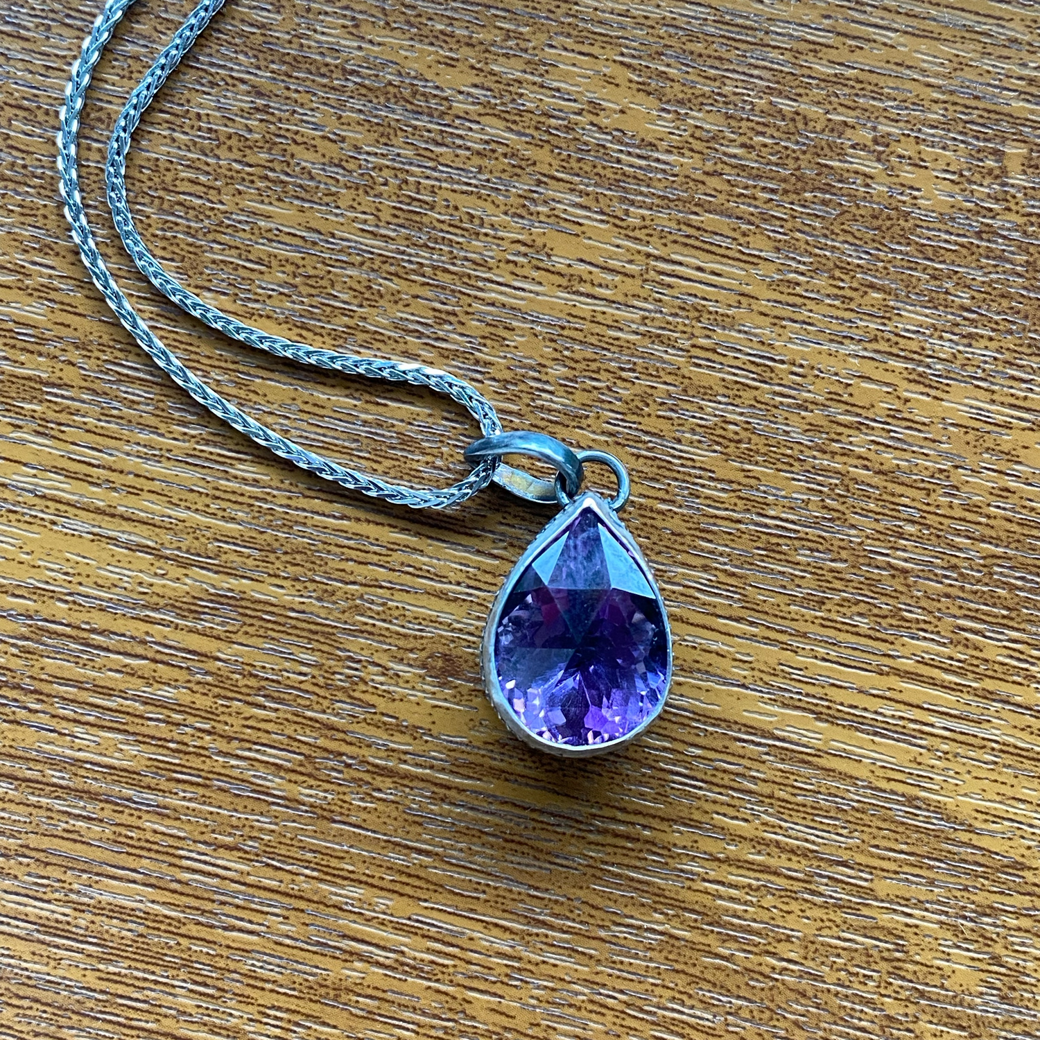Фото №1 к отзыву покупателя Анжелика о товаре Кулон "Gothic. Violet drop". Аметист натуральный, серебро