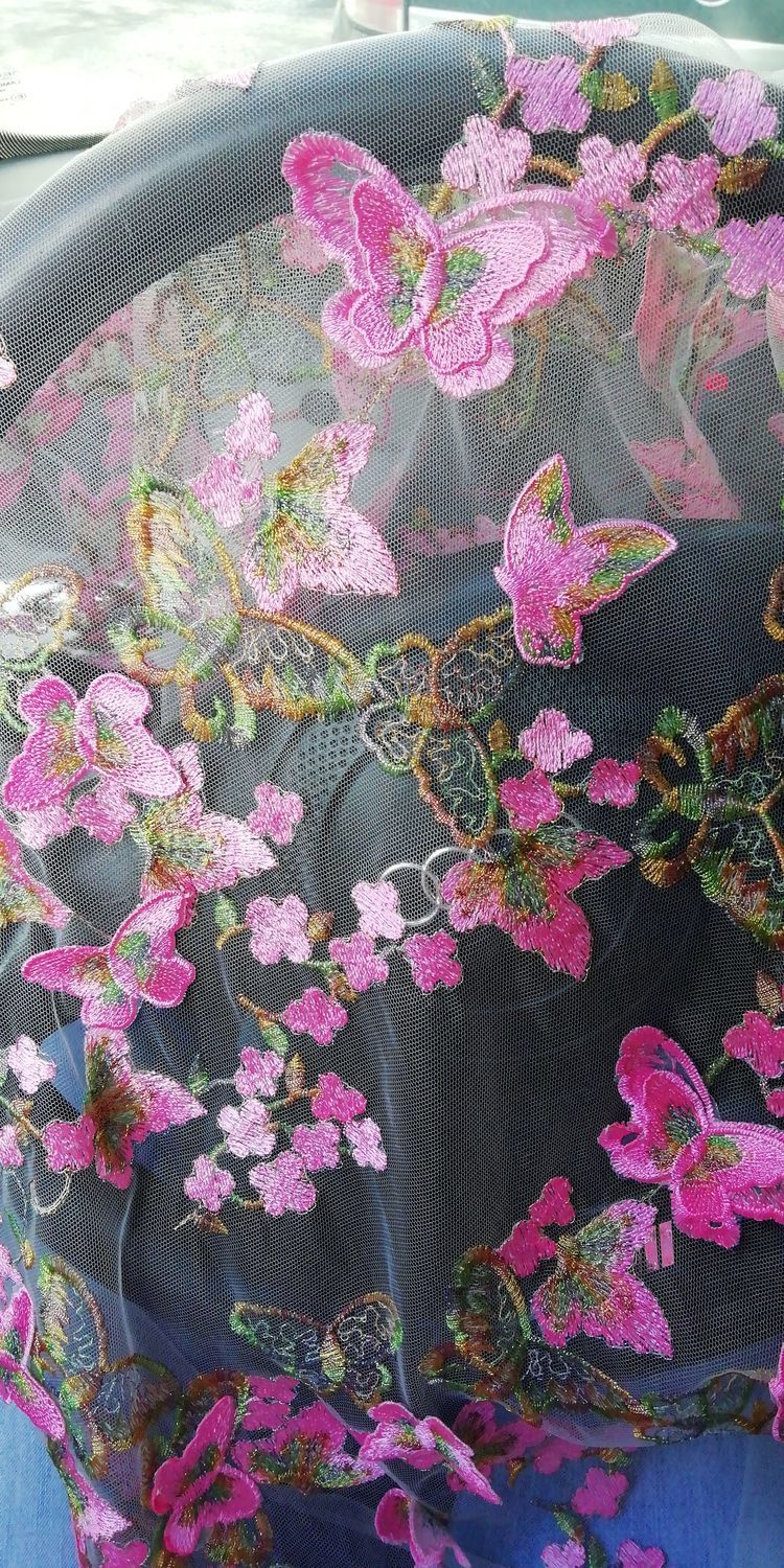 Фото №1 к отзыву покупателя Евгения о товаре Кружево. Кружевная ткань . Вышивка на сетке бабочки розовые 3D.