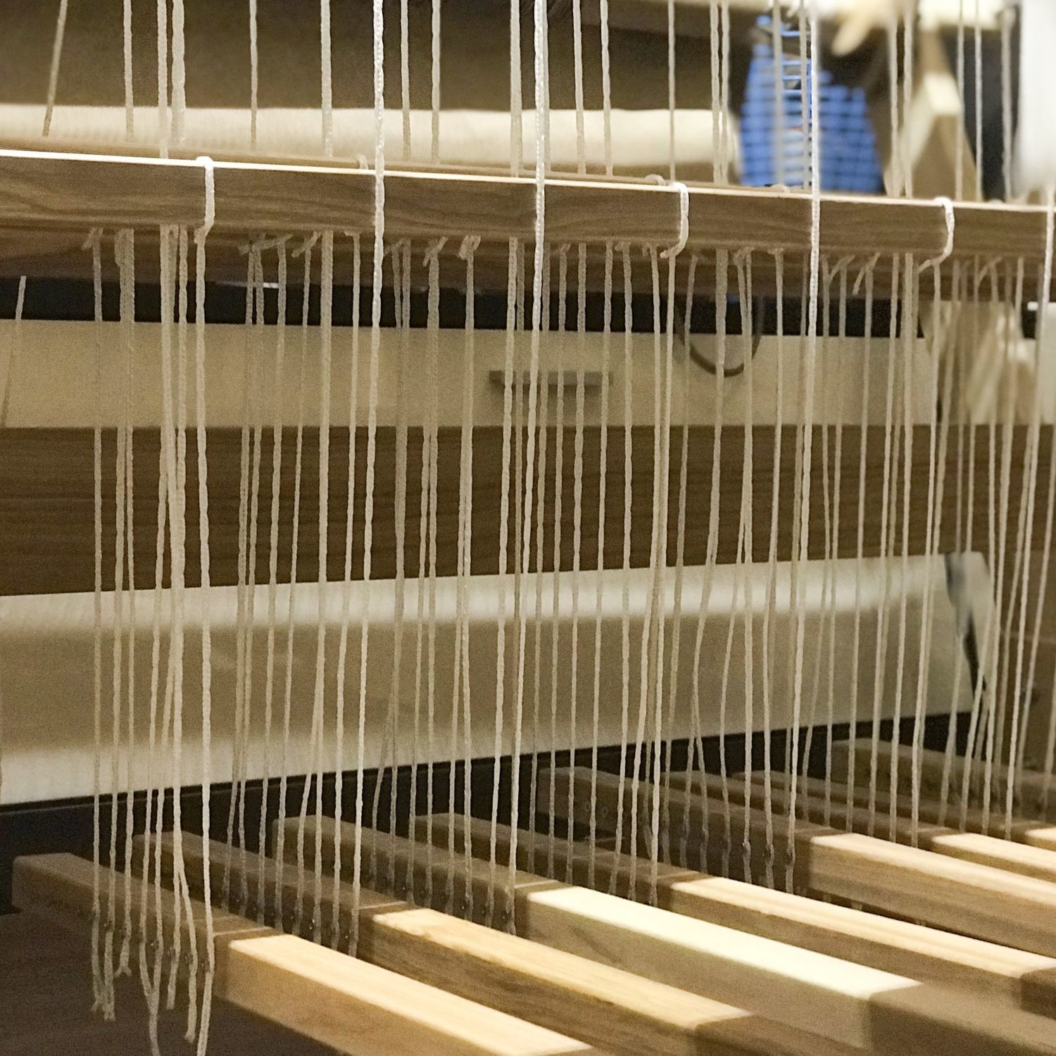 Фото №2 к отзыву покупателя Weaving boutique о товаре Напольный ткацкий станок ТАИРА. Управление - параллельный контрмарш
