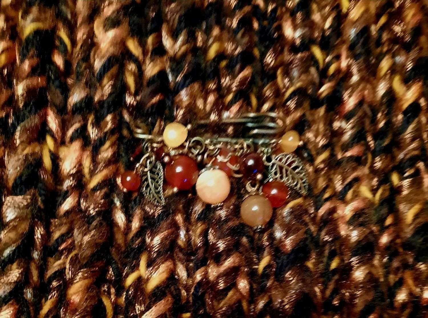 Фото №1 к отзыву покупателя Natali paint о товаре Брошь-булавка «Осенний парк» из сердолика и граната .