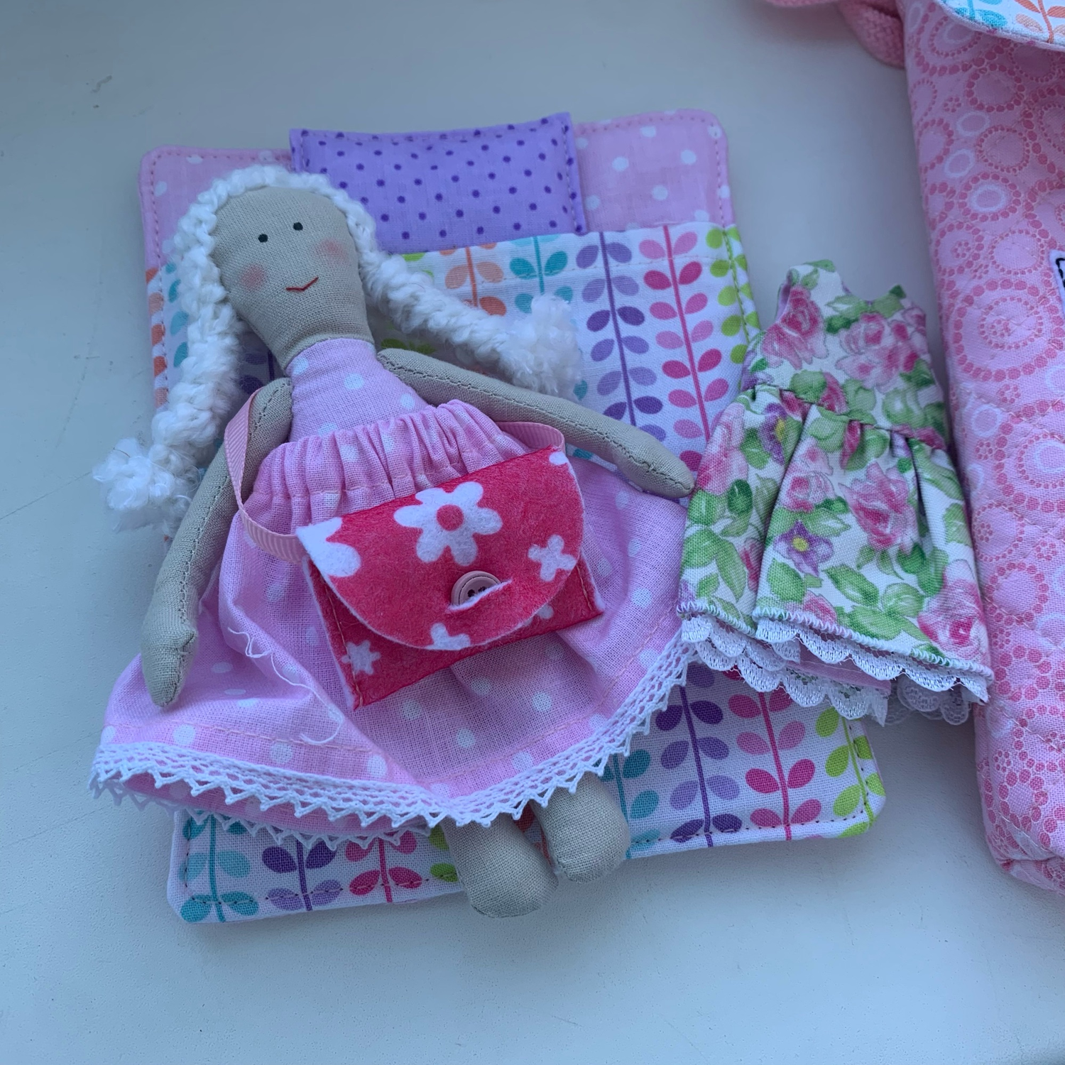 Фото №2 к отзыву покупателя HappilyEverAfter о товаре Кукольный домик с куклой и одеждой