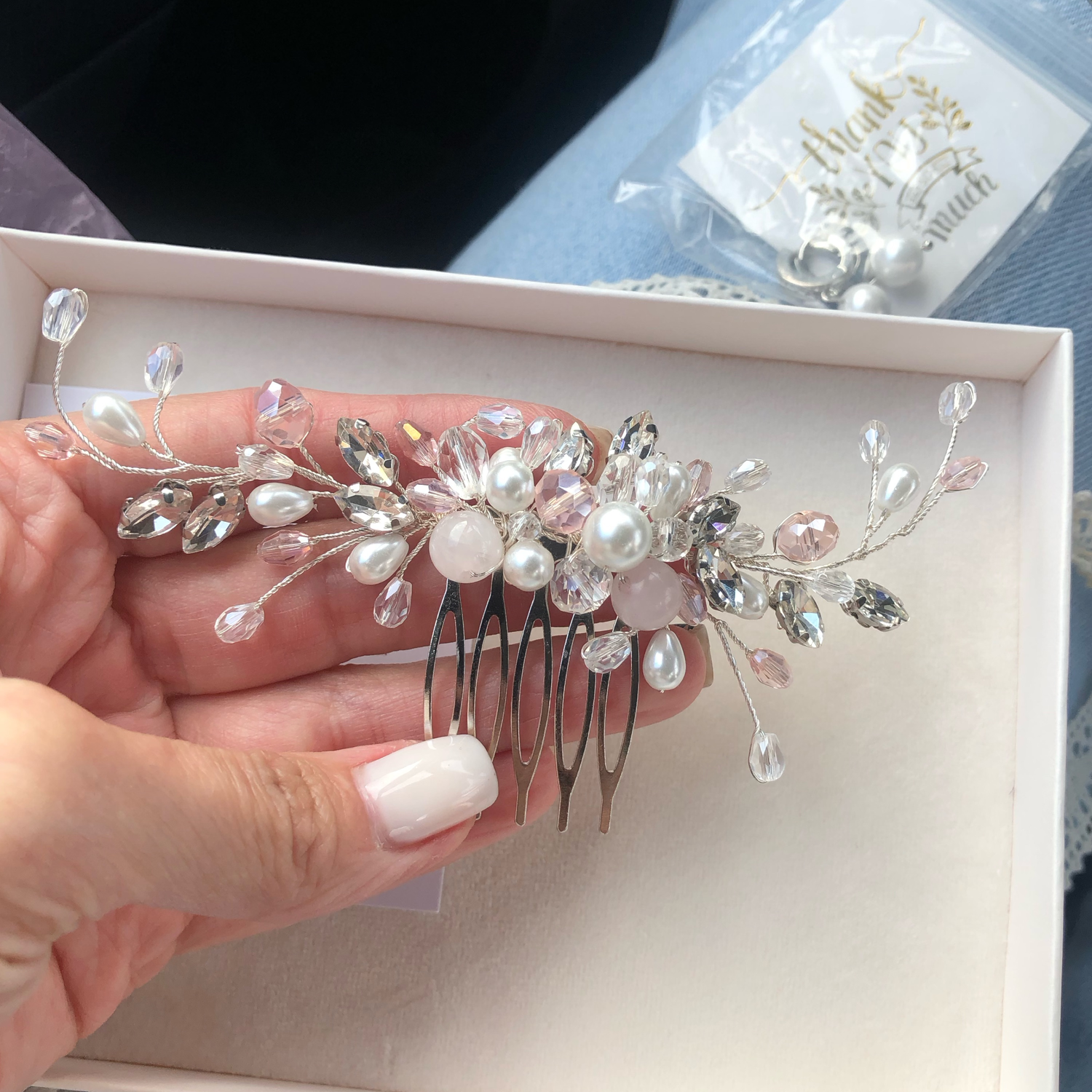 Photo №1 к отзыву покупателя Mariya о товаре Свадебный гребень с жемчугом и кварцем в причёску невесты