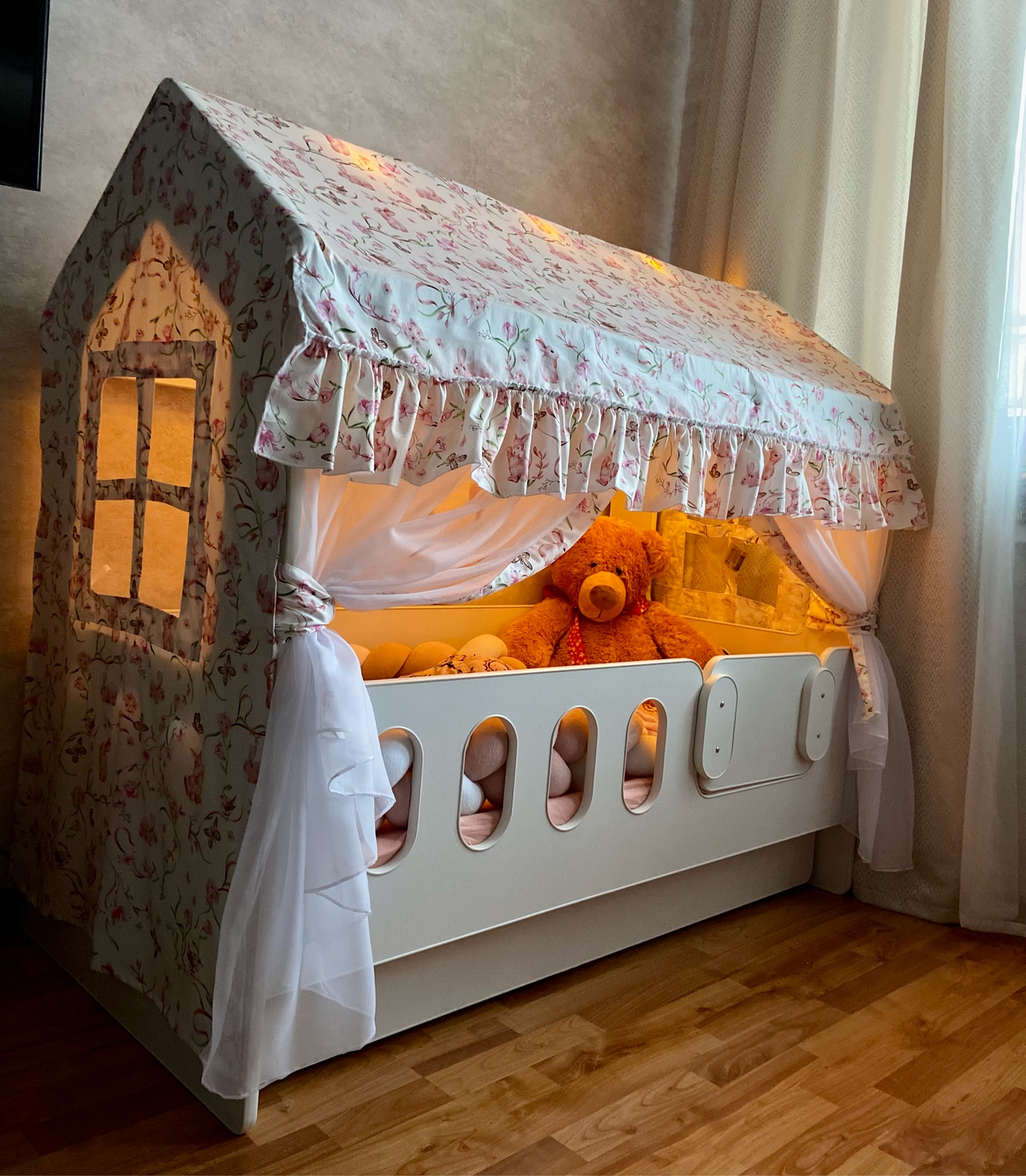 Фото №1 к отзыву покупателя Ирина о товаре Крыша и занавески для детской кровати-домика