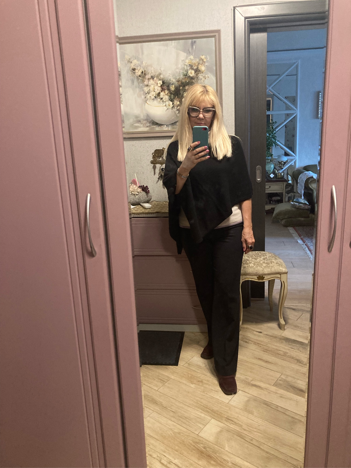 Фото №1 к отзыву покупателя Nataliya Ostropolskaya о товаре Винтаж: Pink Jily, кашемировое пончо Черное, Италия