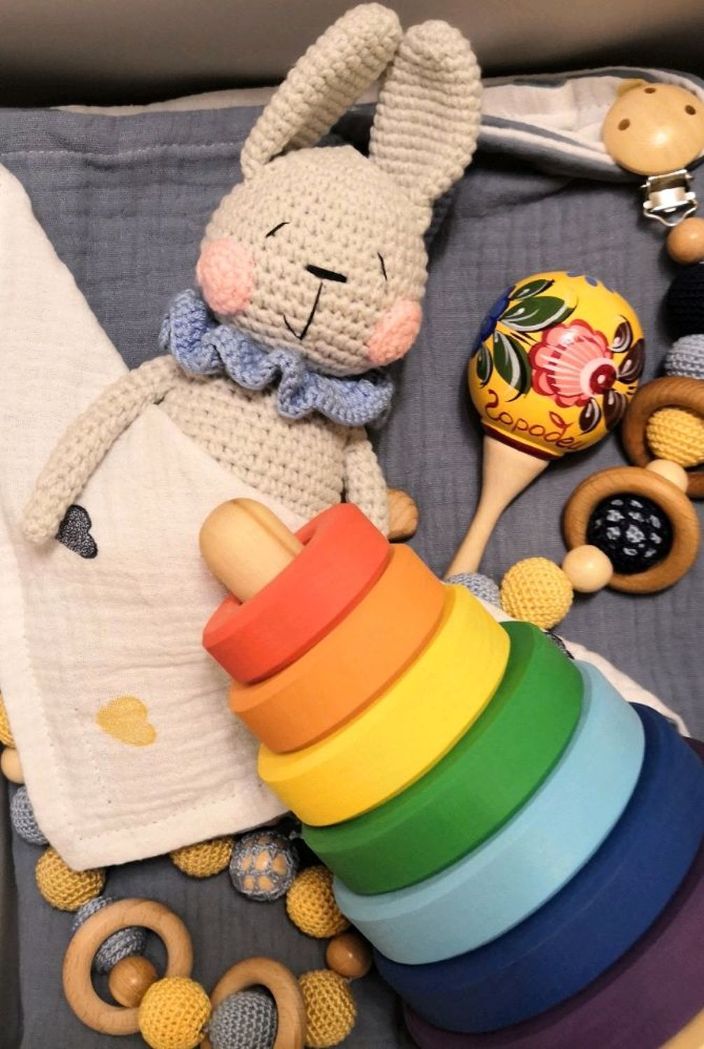 Фото №1 к отзыву покупателя Юлиана Полехова о товаре Вязаная игрушка зайчик для новорожденного малыша фотореквизит подарок