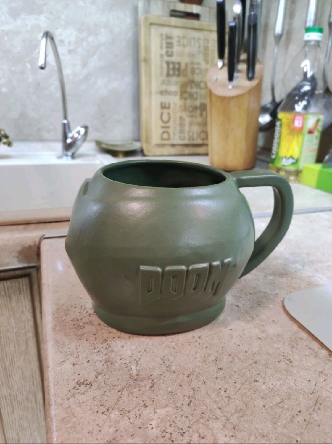 Фото №2 к отзыву покупателя Лолита о товаре Кружка DOOM. Шлем Палача Рока (Думгай) Керамическая, для чая и кофе