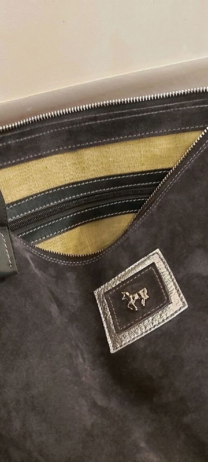 Фото №4 к отзыву покупателя Гончарова Оксана о товаре Хобо сумка, натуральная замша, кожа, серый, тёмно серый, серебристый