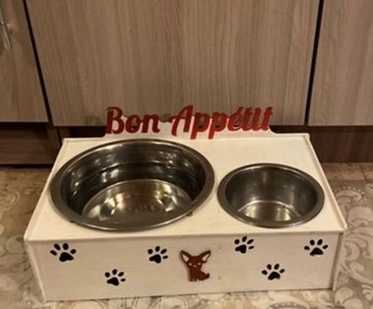 Фото №1 к отзыву покупателя Ольга о товаре Подставка под миски Bon appetit