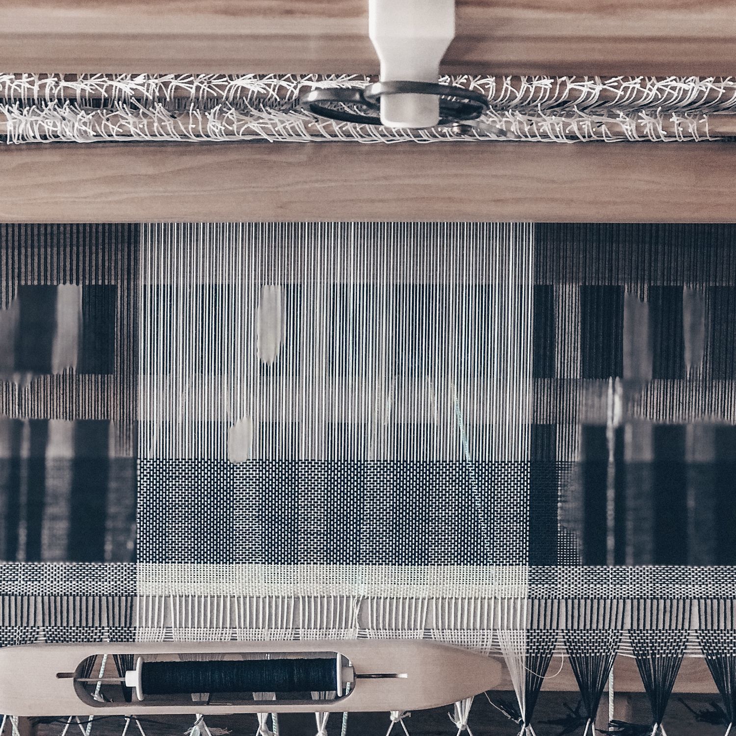 Фото №5 к отзыву покупателя Weaving boutique о товаре Напольный ткацкий станок ТАИРА. Управление - параллельный контрмарш